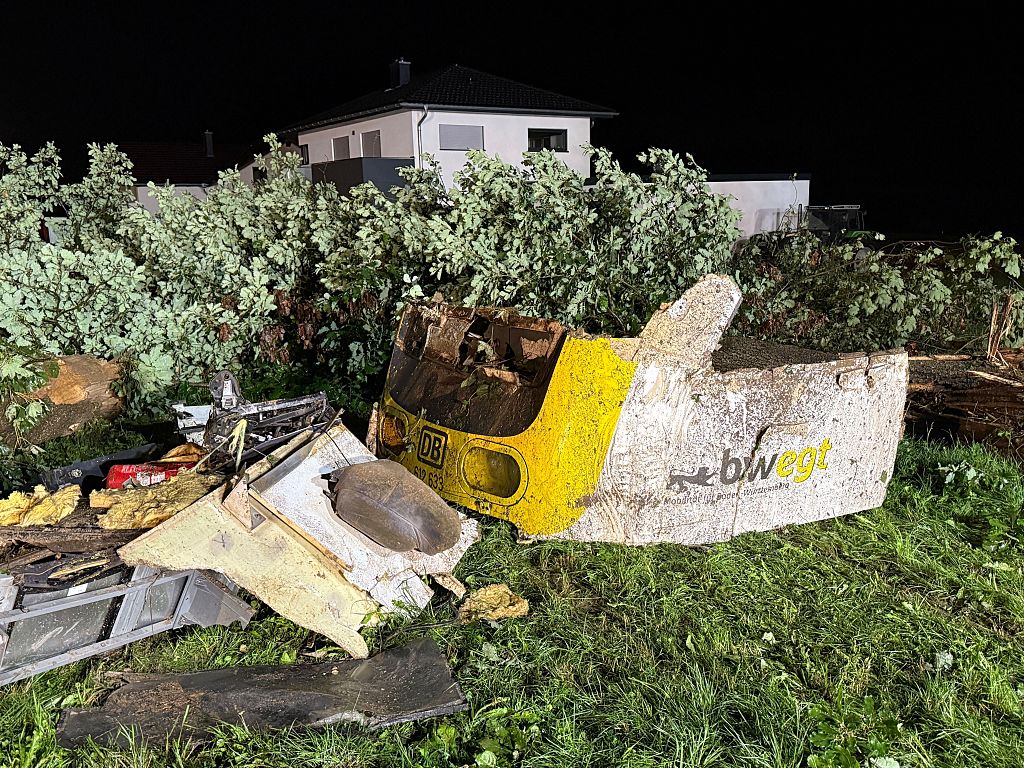 L’avant du train déraillé repose à côté d’une section de voie. | Source : Getty Images