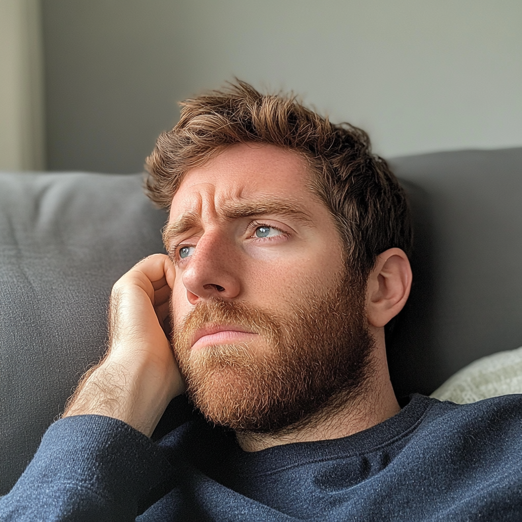 Un homme qui se tient la tête | Source : Midjourney