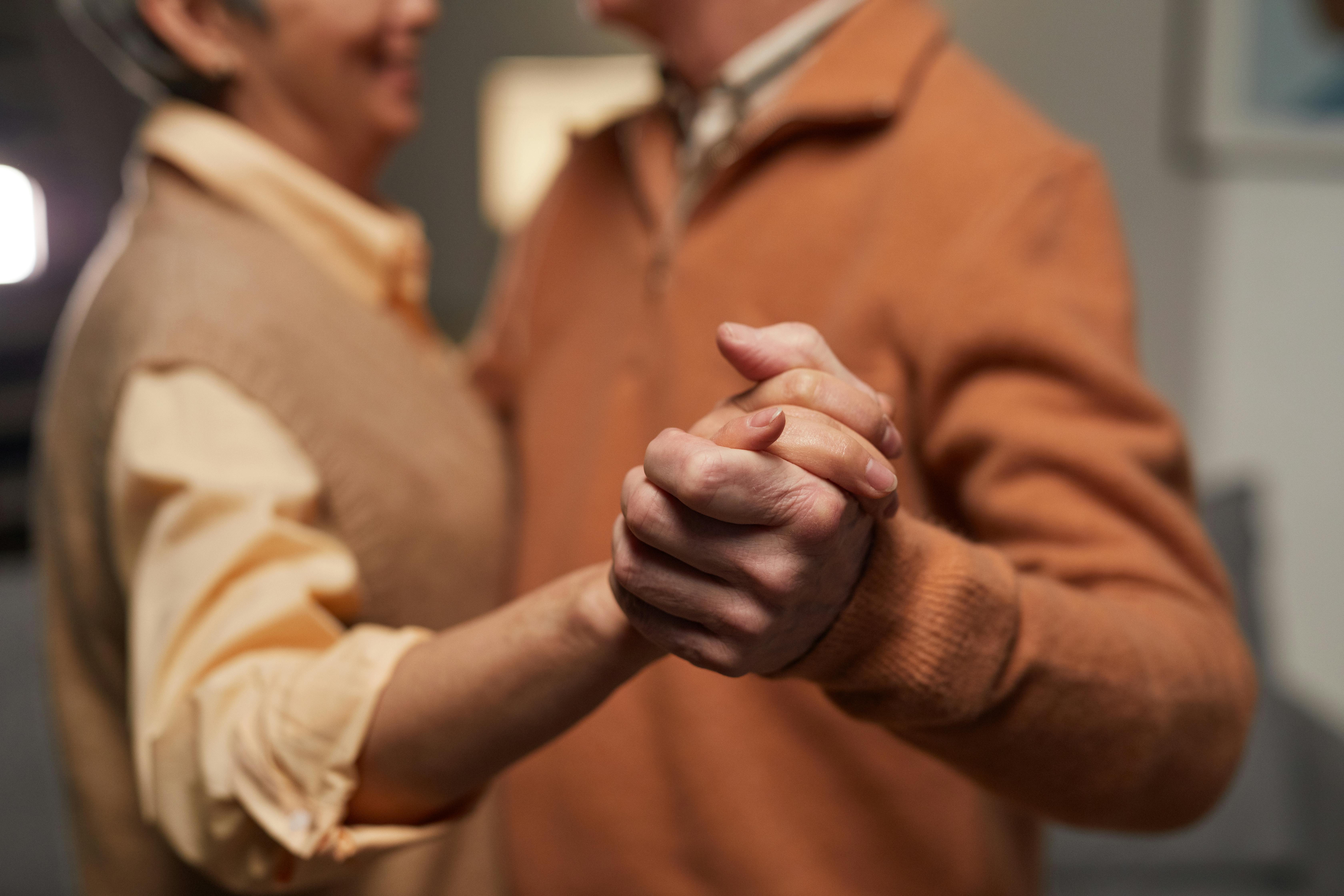 Un couple se tenant la main | Source : Pexels