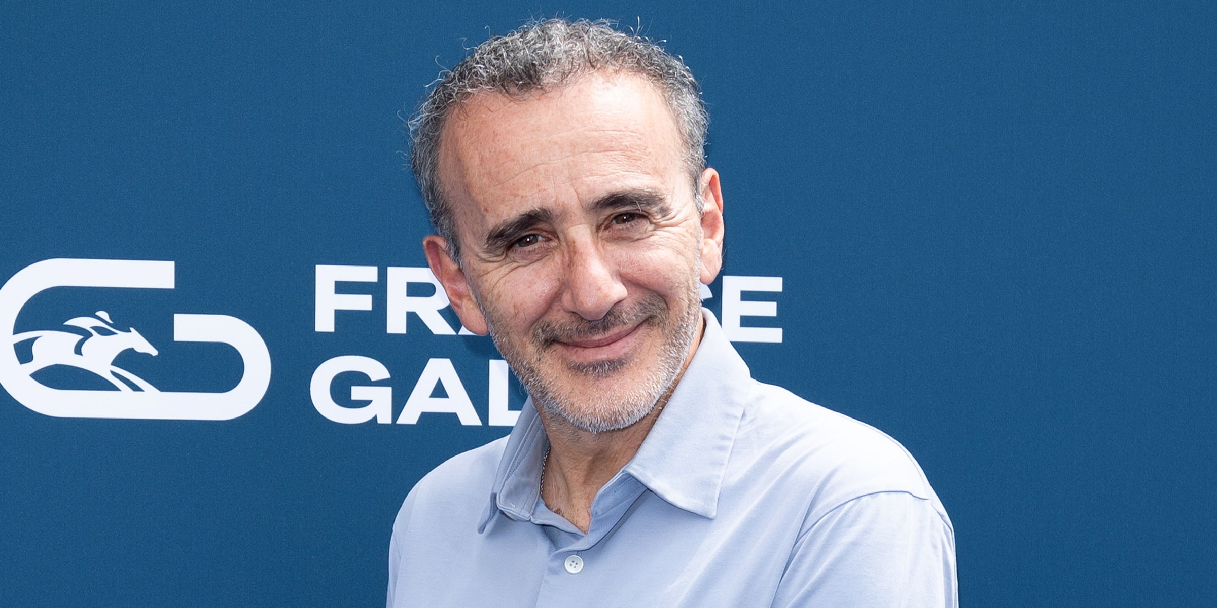 Elie Semoun assiste au Prix de Diane Longines 2023 le 18 juin 2023 à Paris, France I Source : Getty Images