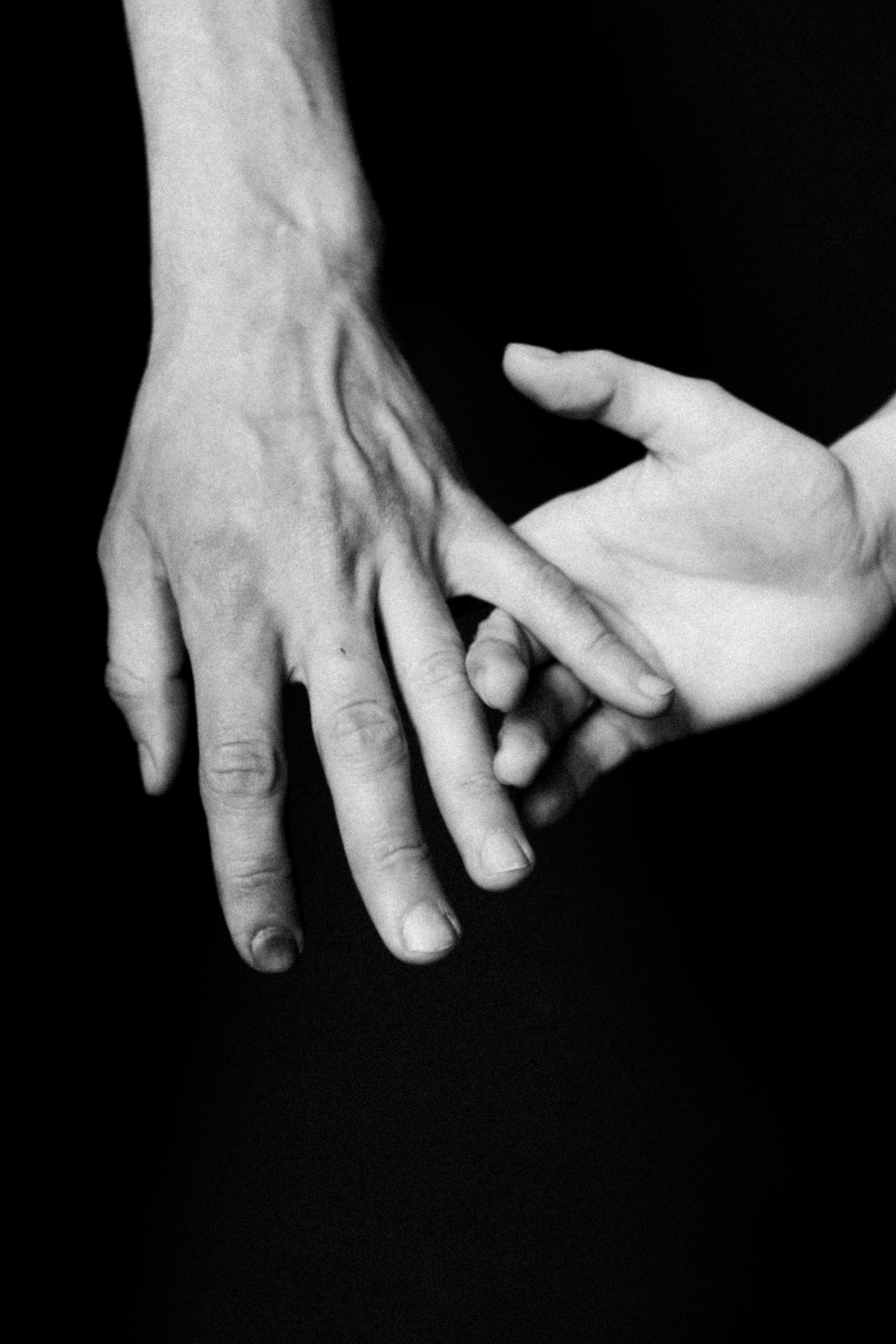 Des mains qui se touchent | Source : Unsplash
