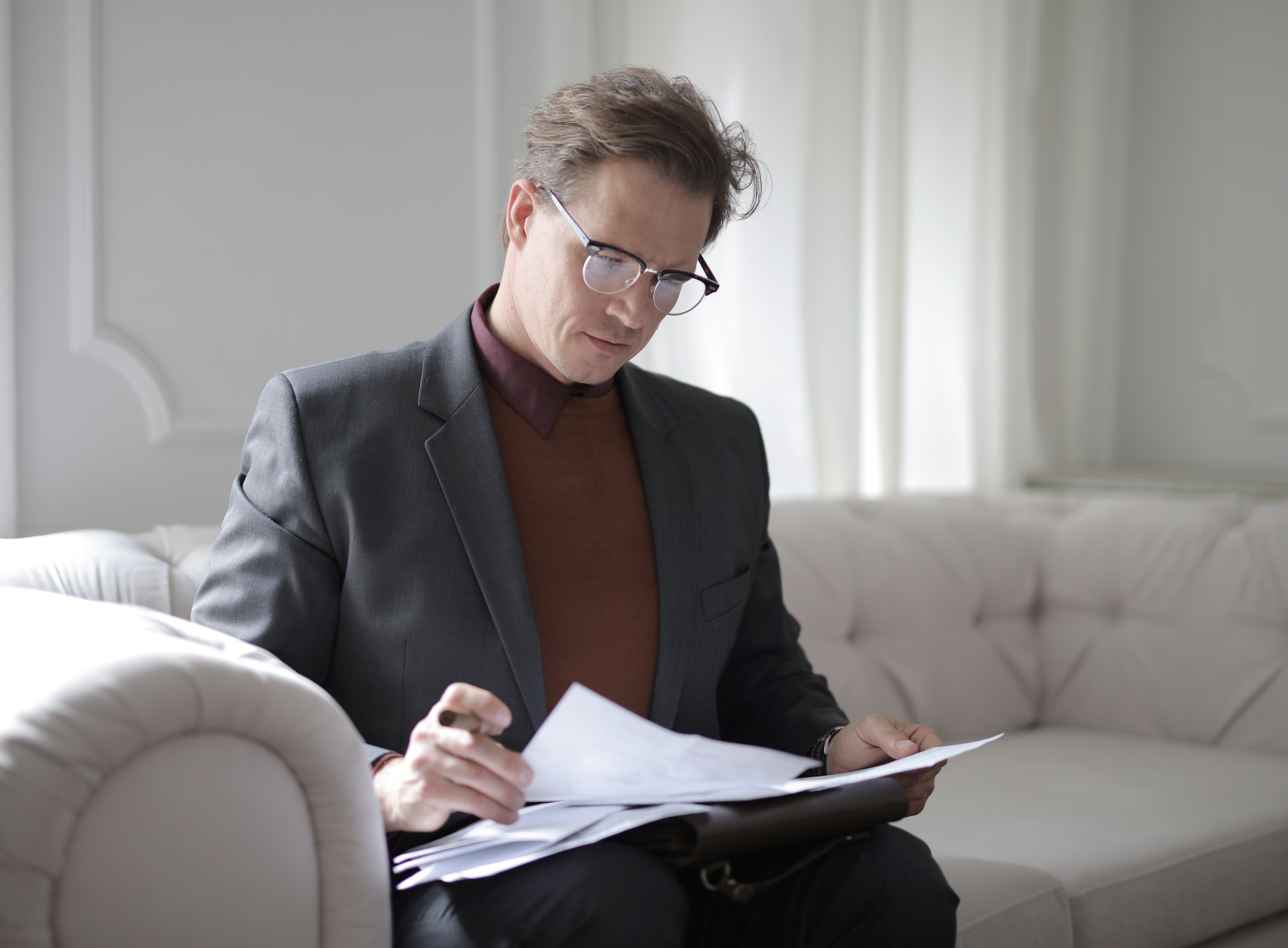 Un homme examine un dossier | Source : Pexels