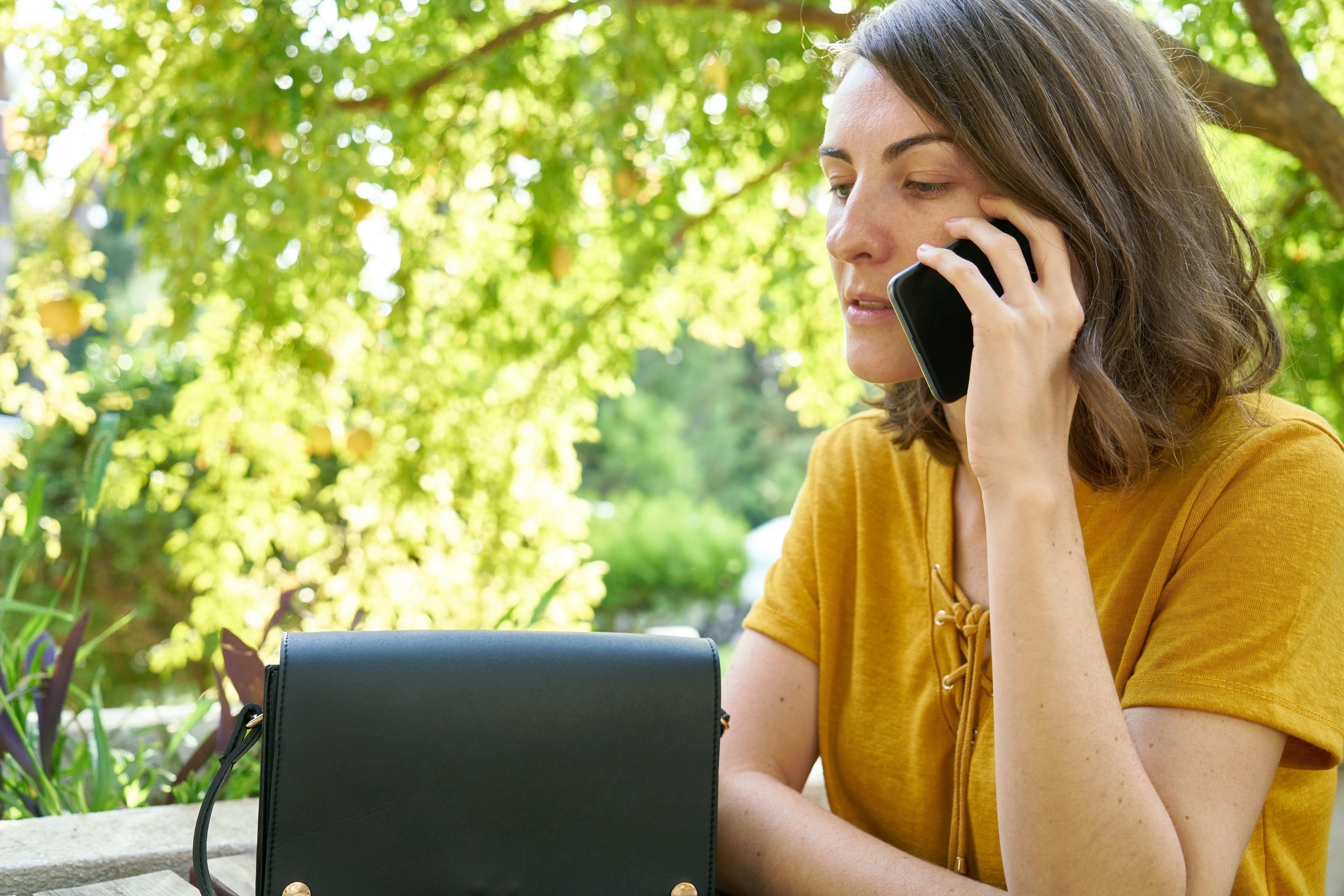 Une femme sérieuse qui parle au téléphone | Source : Pexels