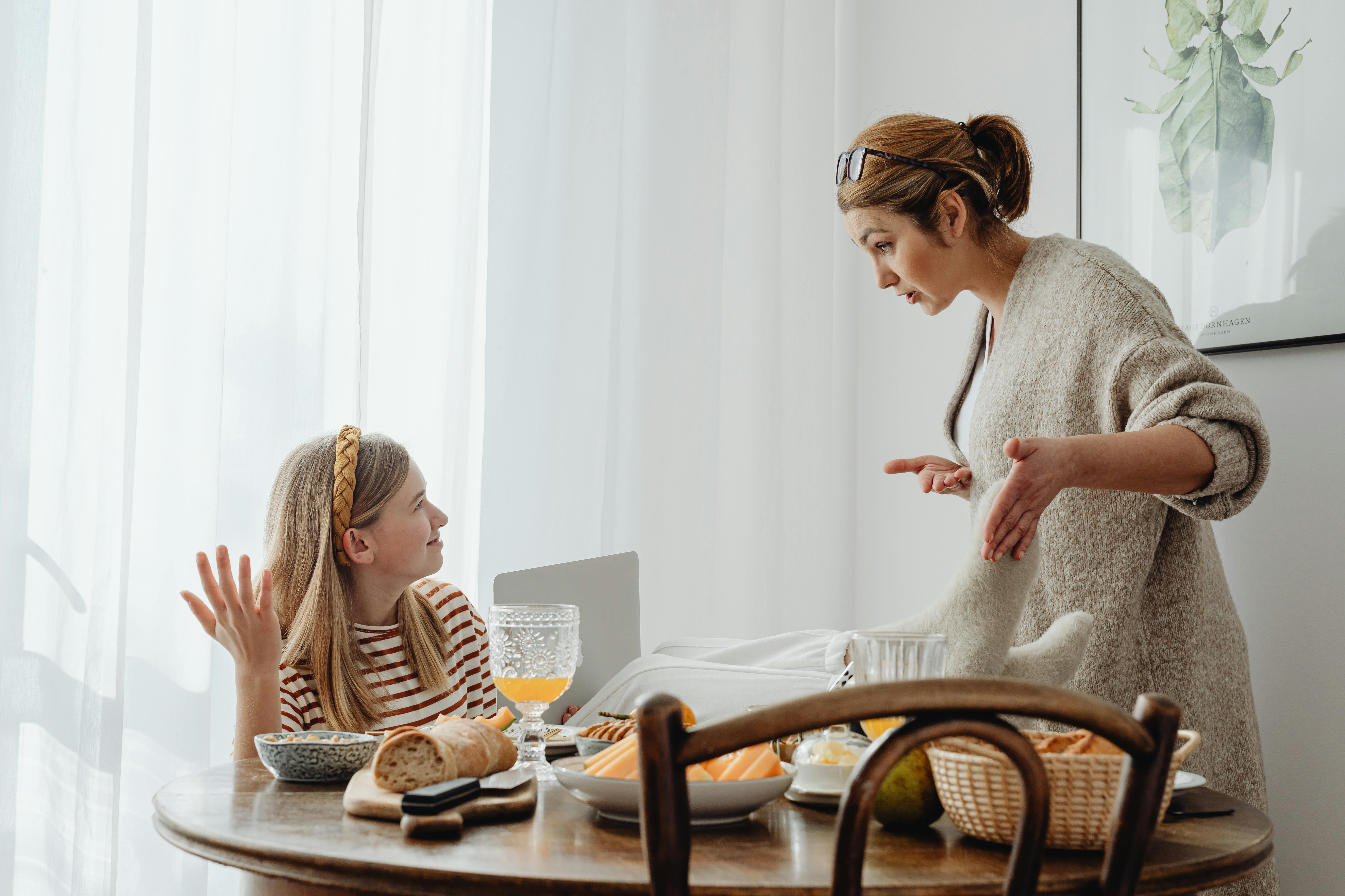 Une mère et sa fille qui se disputent | Source : Pexels