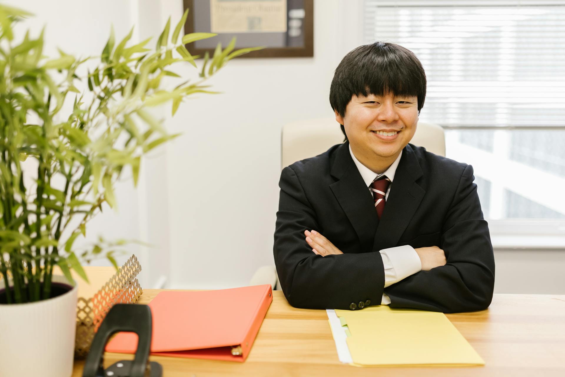 Un homme assis dans son bureau | Source : Pexels