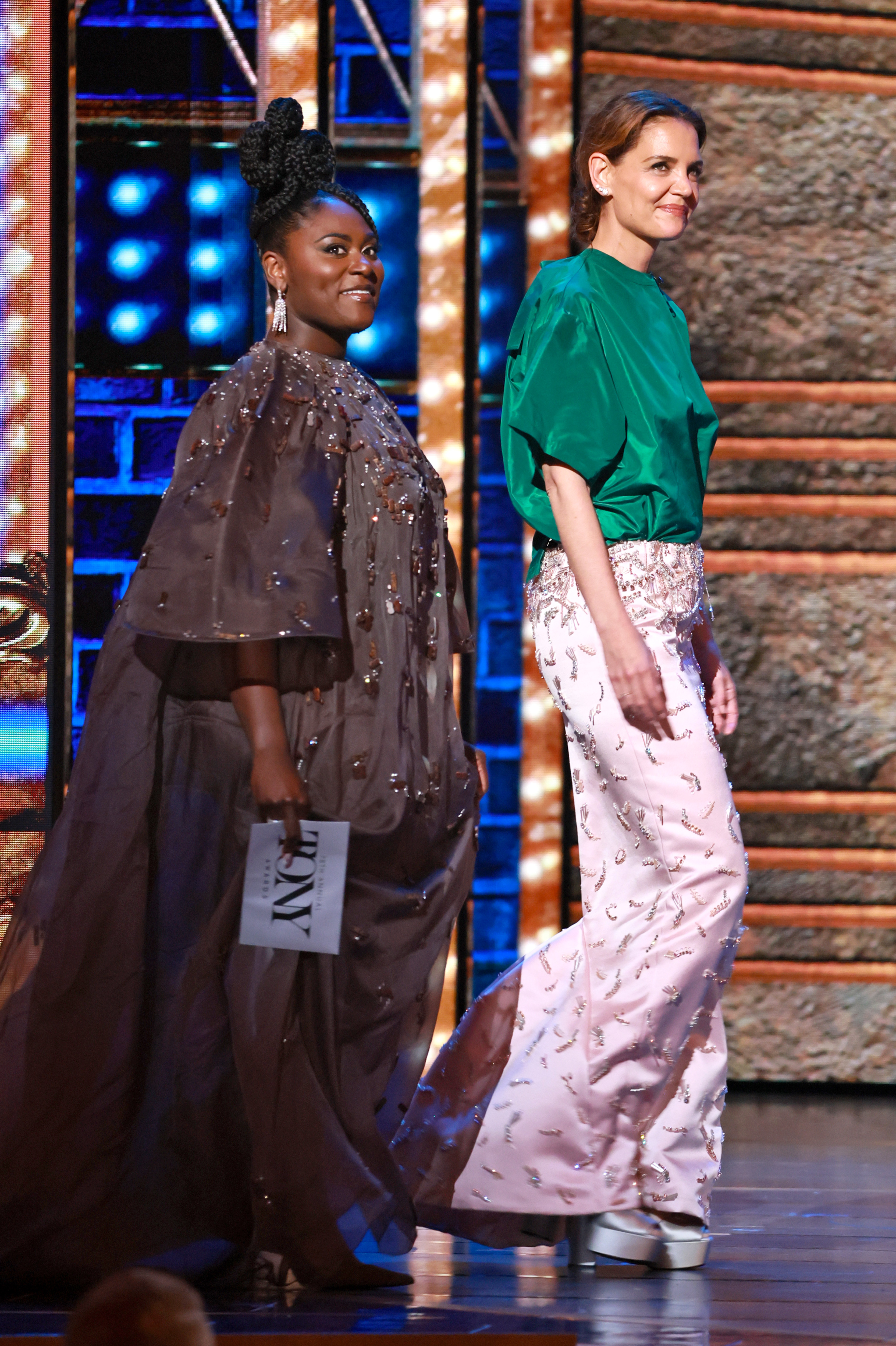 Katie Holmes monte sur scène aux côtés de Danielle Brooks lors de la 78e cérémonie annuelle des Tony Awards, se présentant avec assurance et sourire dans un haut vert audacieux et une jupe rose fard à joues au Radio City Music Hall le 8 juin 2025.
