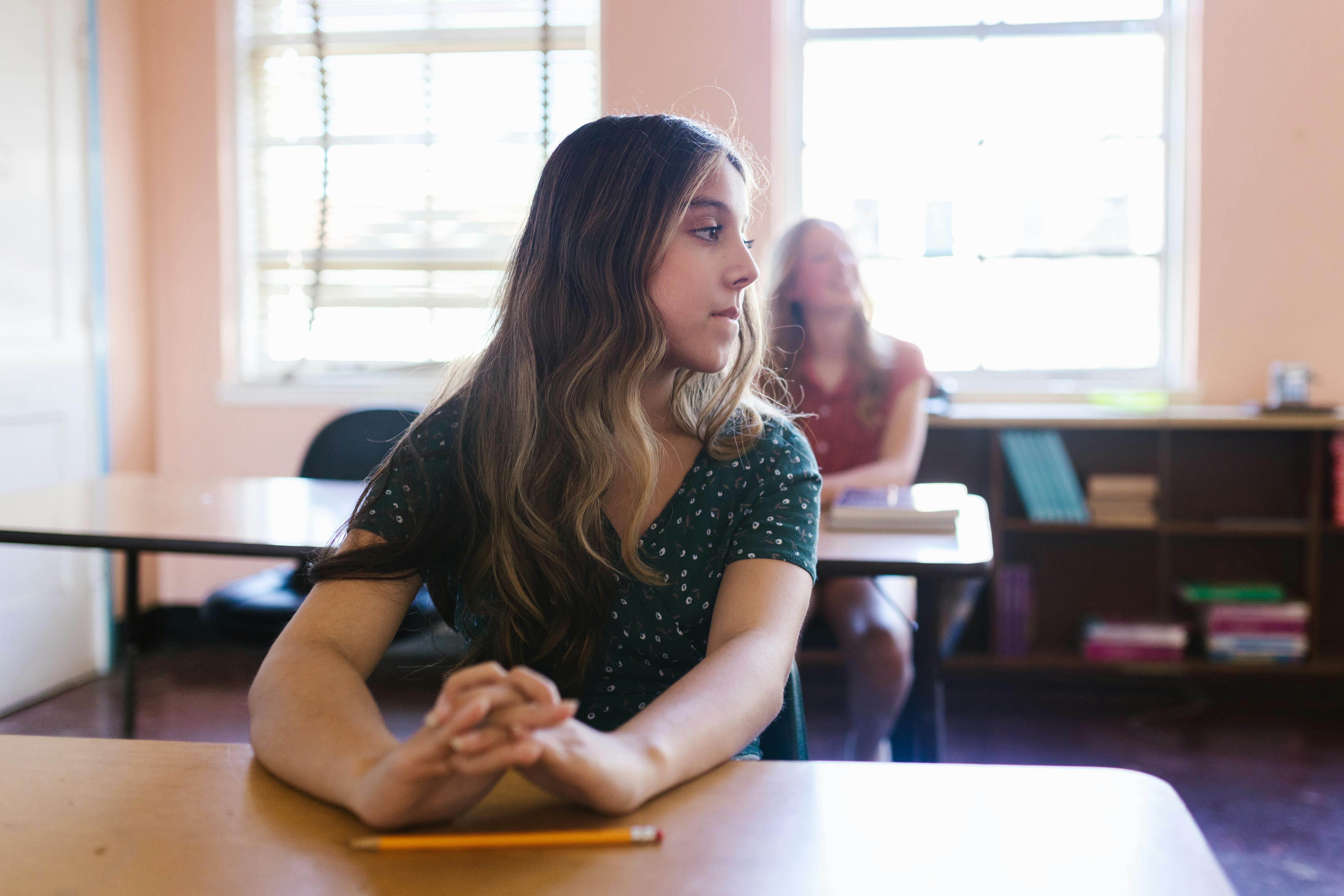 Une adolescente assise dans une salle de classe | Source : Pexels