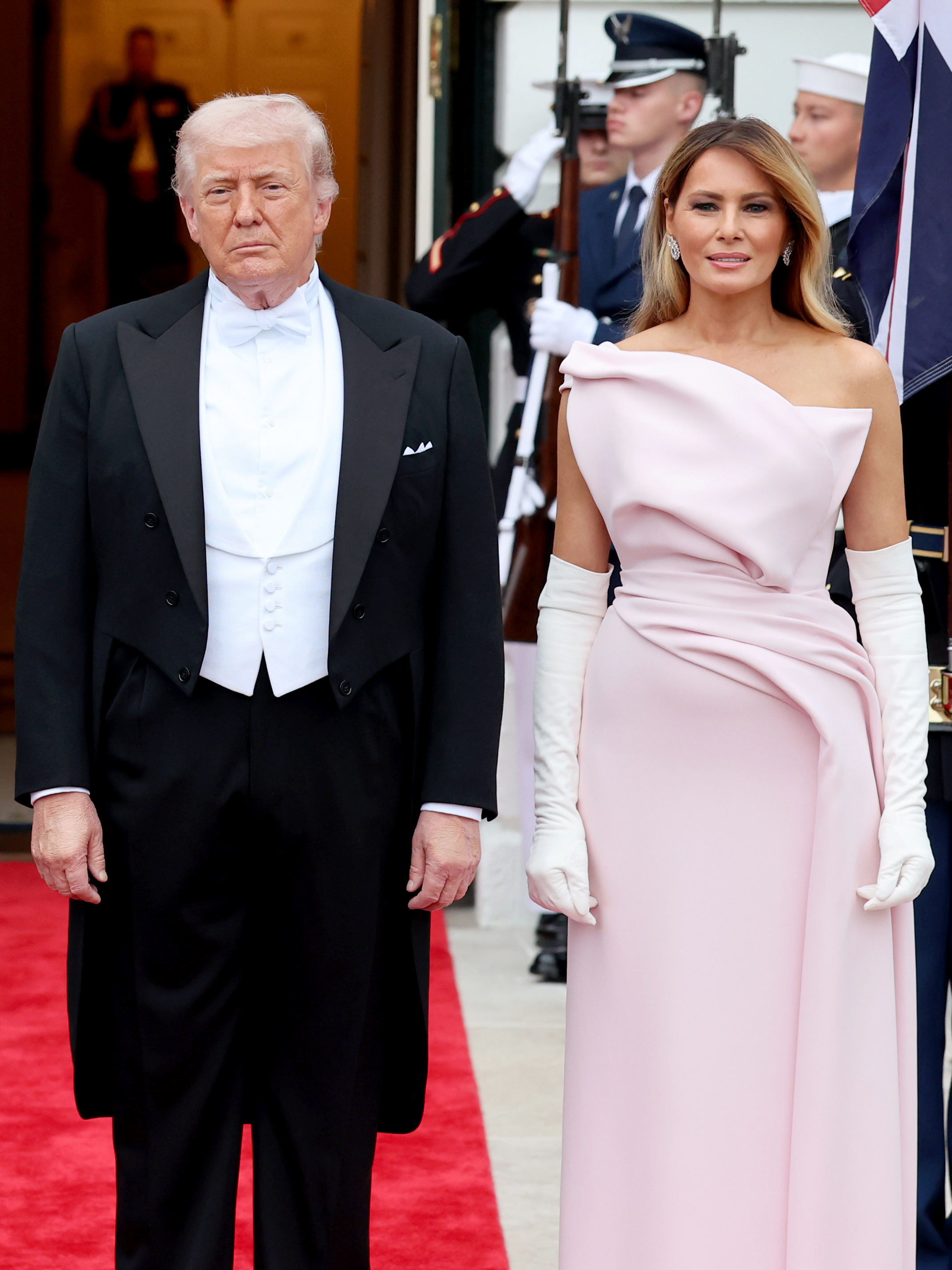 Donald et Melania Trump posent à l'extérieur lors d'un dîner officiel organisé à la Maison Blanche le deuxième jour de la visite d'État du roi Charles III et de la reine Camilla aux États-Unis, le 28 avril 2026 à Washington, DC | Source : Getty Images