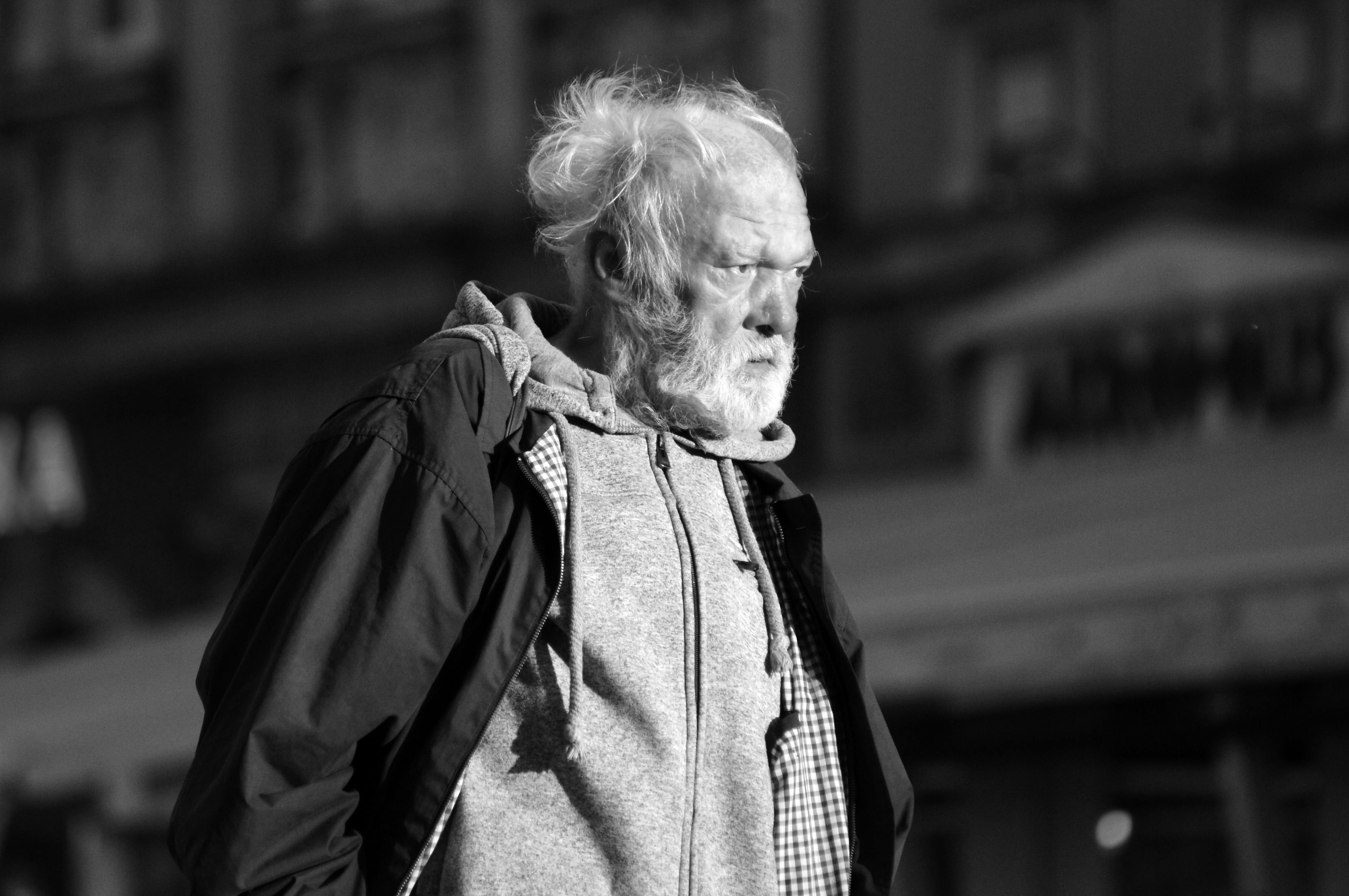 Homme âgé marchant | Source : Pexels