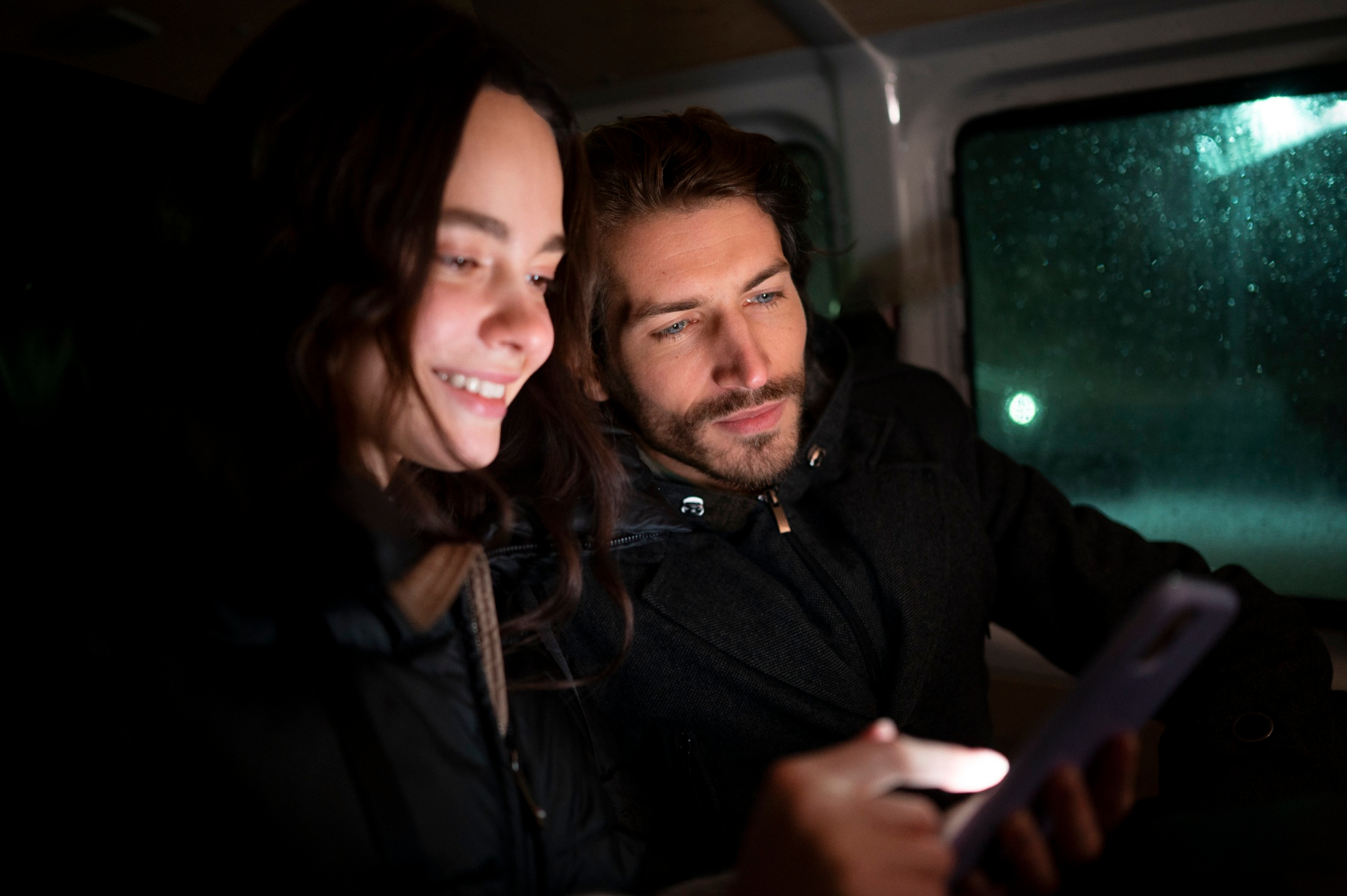 Un jeune couple assis dans une voiture | Source : Freepik