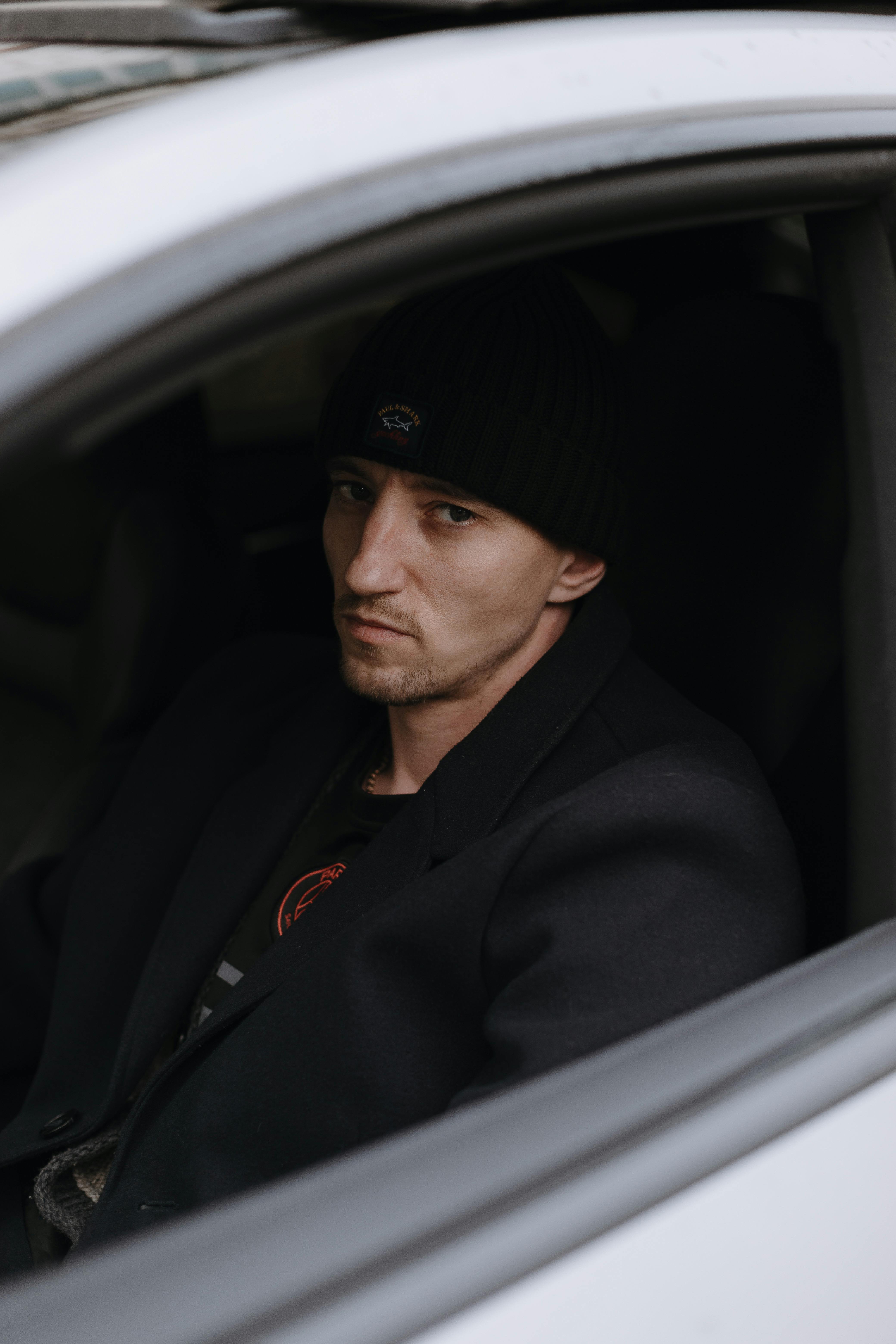 Un homme sérieux dans une voiture | Source : Pexels
