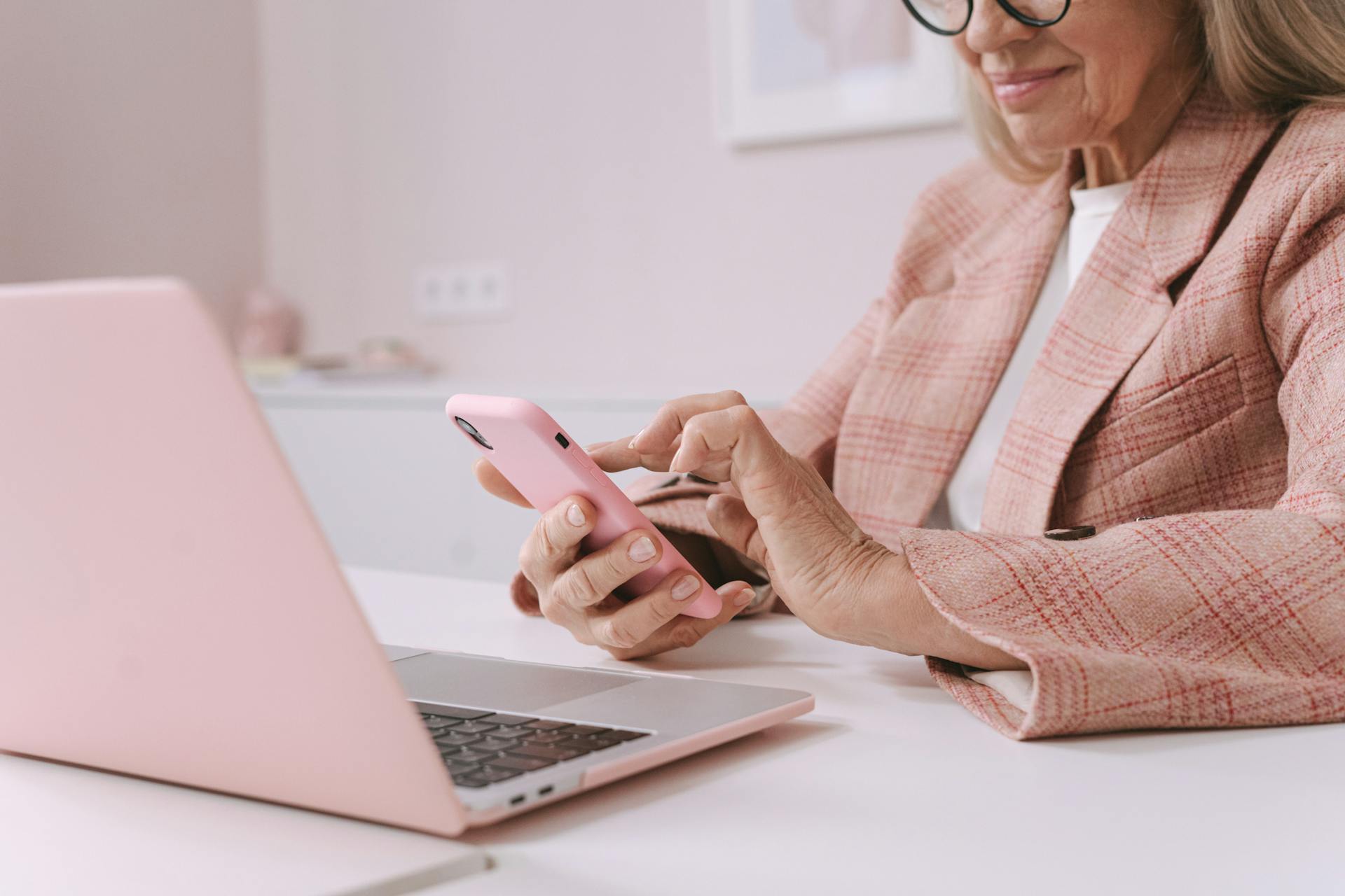 Une femme utilisant son téléphone | Source : Pexels
