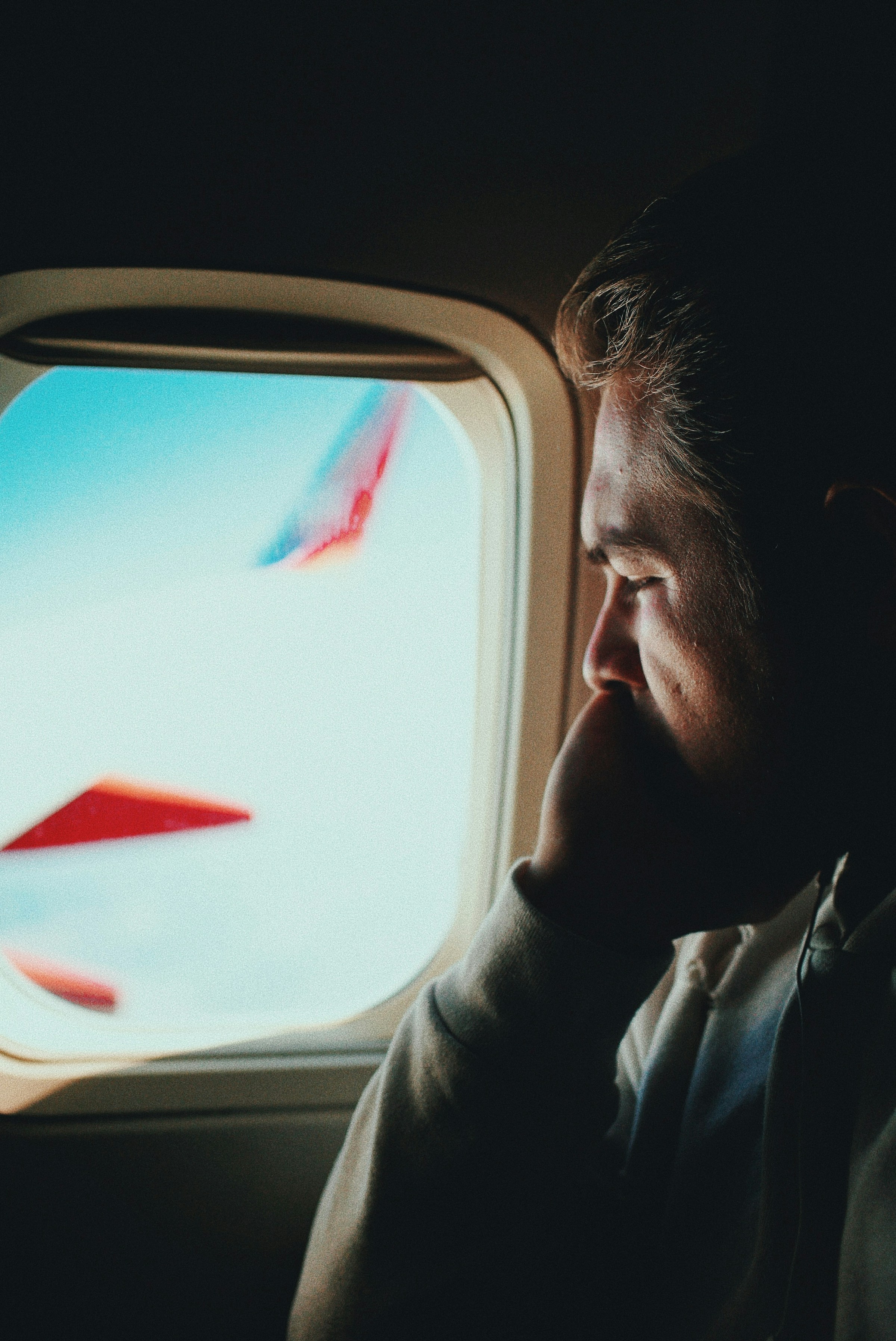 Un homme dans un avion | Source : Unsplash