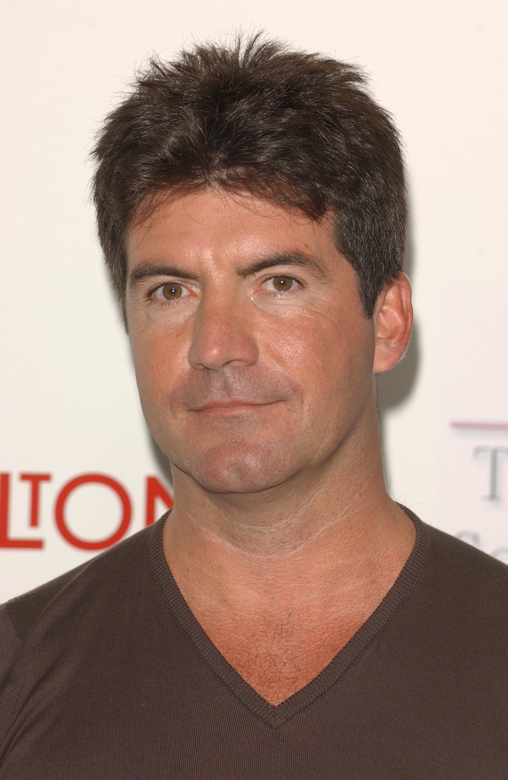 Simon Cowell pose dans la salle de presse lors des British Soap Awards à Londres, Angleterre, le 11 mai 2002 | Source : Getty Images