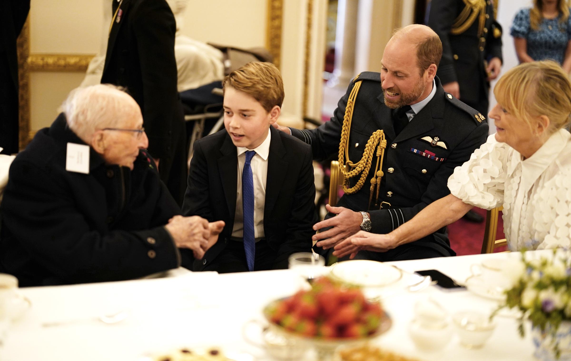 Le prince William et le prince George se joignent à des vétérans de la Seconde Guerre mondiale lors d'un goûter à Buckingham Palace après le défilé militaire marquant le 80e anniversaire du jour de la Victoire en Europe, le 5 mai 2025 à Londres, en Angleterre | Source : Getty Images