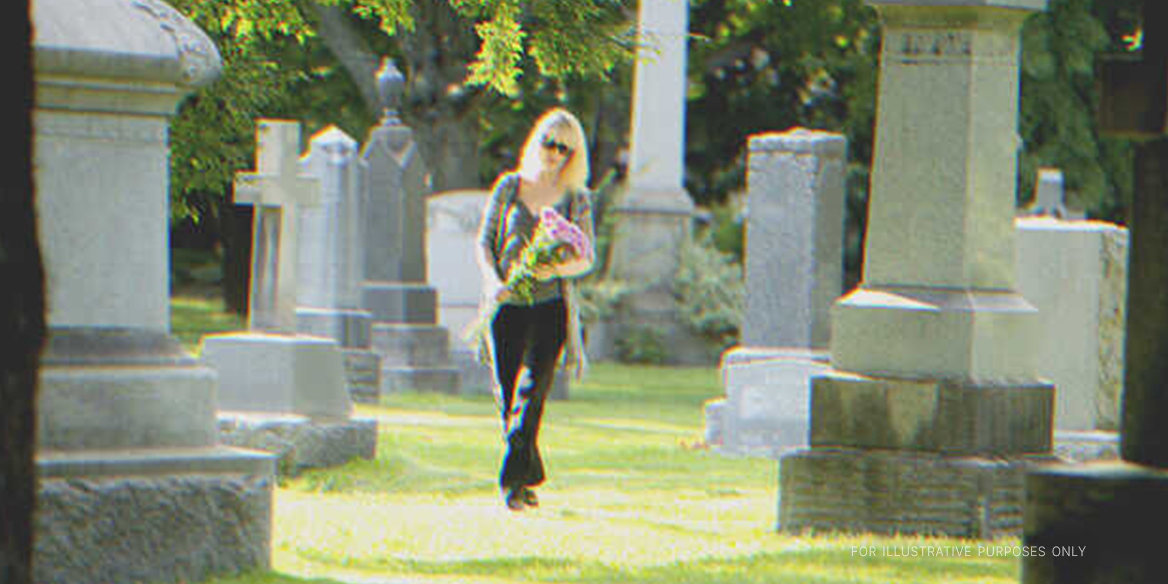Femme dans un cimetière | Source : Shutterstock