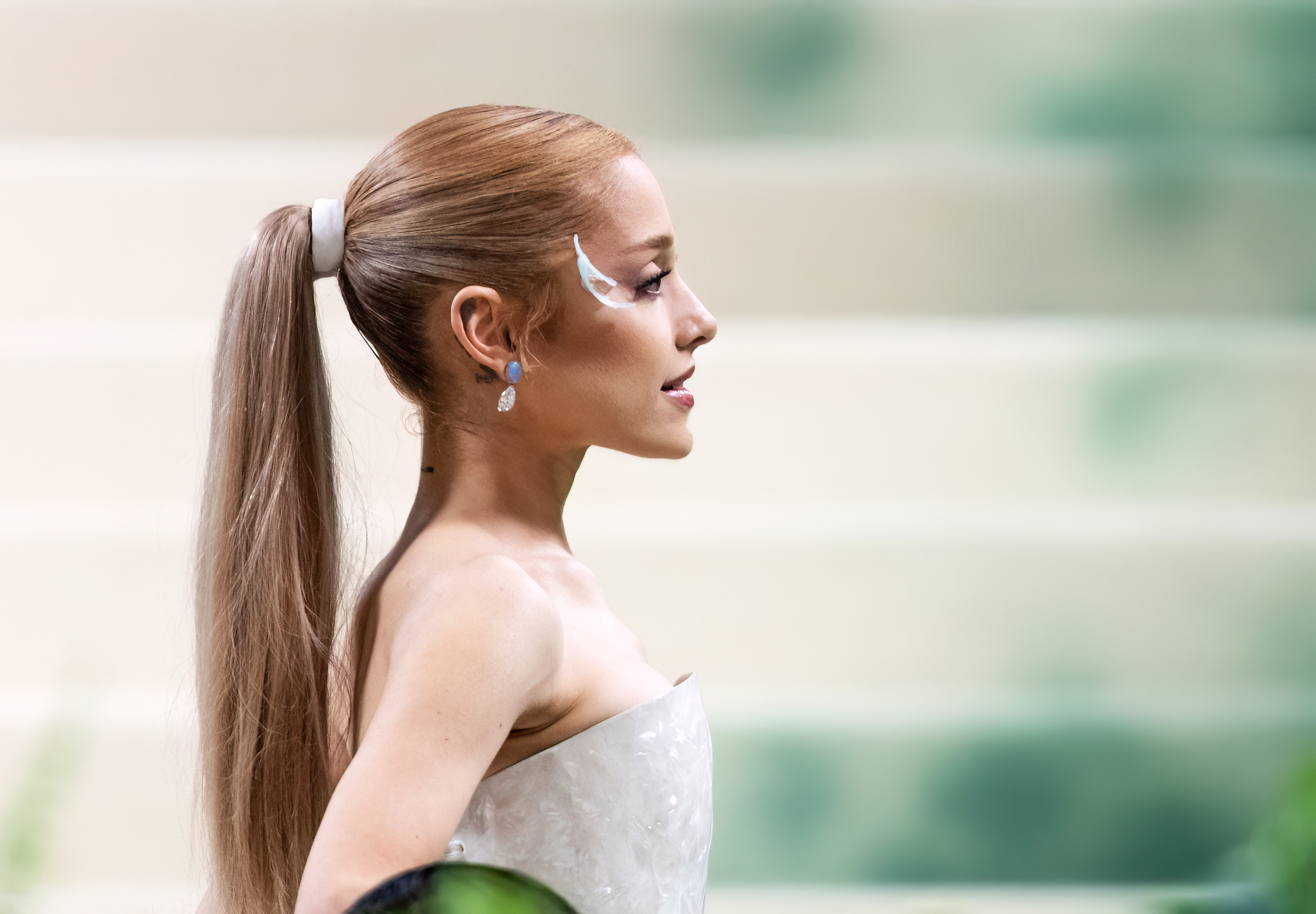 Ariana Grande assiste au Met Gala 2024 célébrant « Sleeping Beauties : Reawakening Fashion » au Metropolitan Museum of Art de New York | Source : Getty Images