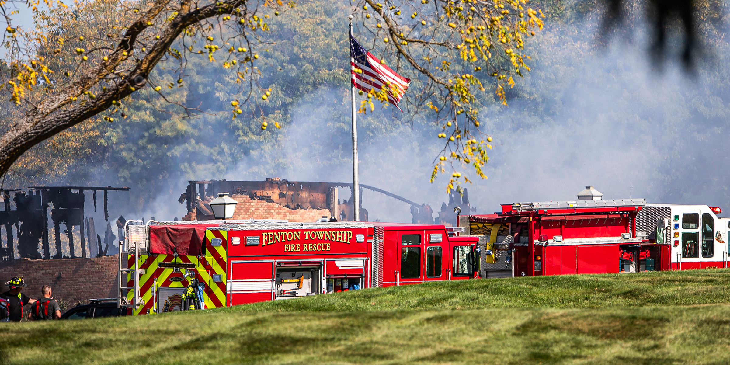 Les équipes de pompiers luttent contre l'incendie d'une église à Grand Blanc, Michigan | Source : Getty Images