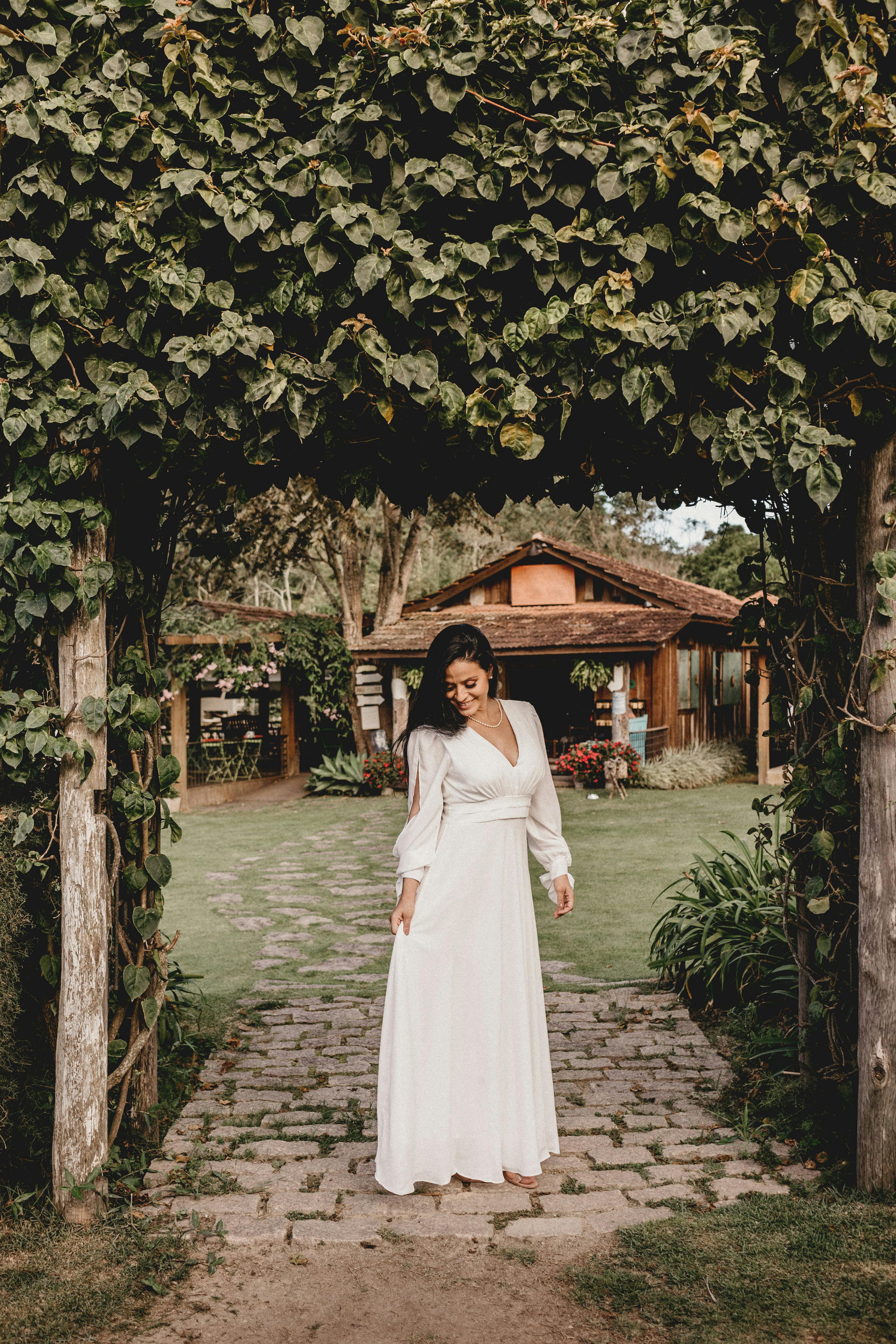 Une femme en robe blanche souriante | Source : Pexels