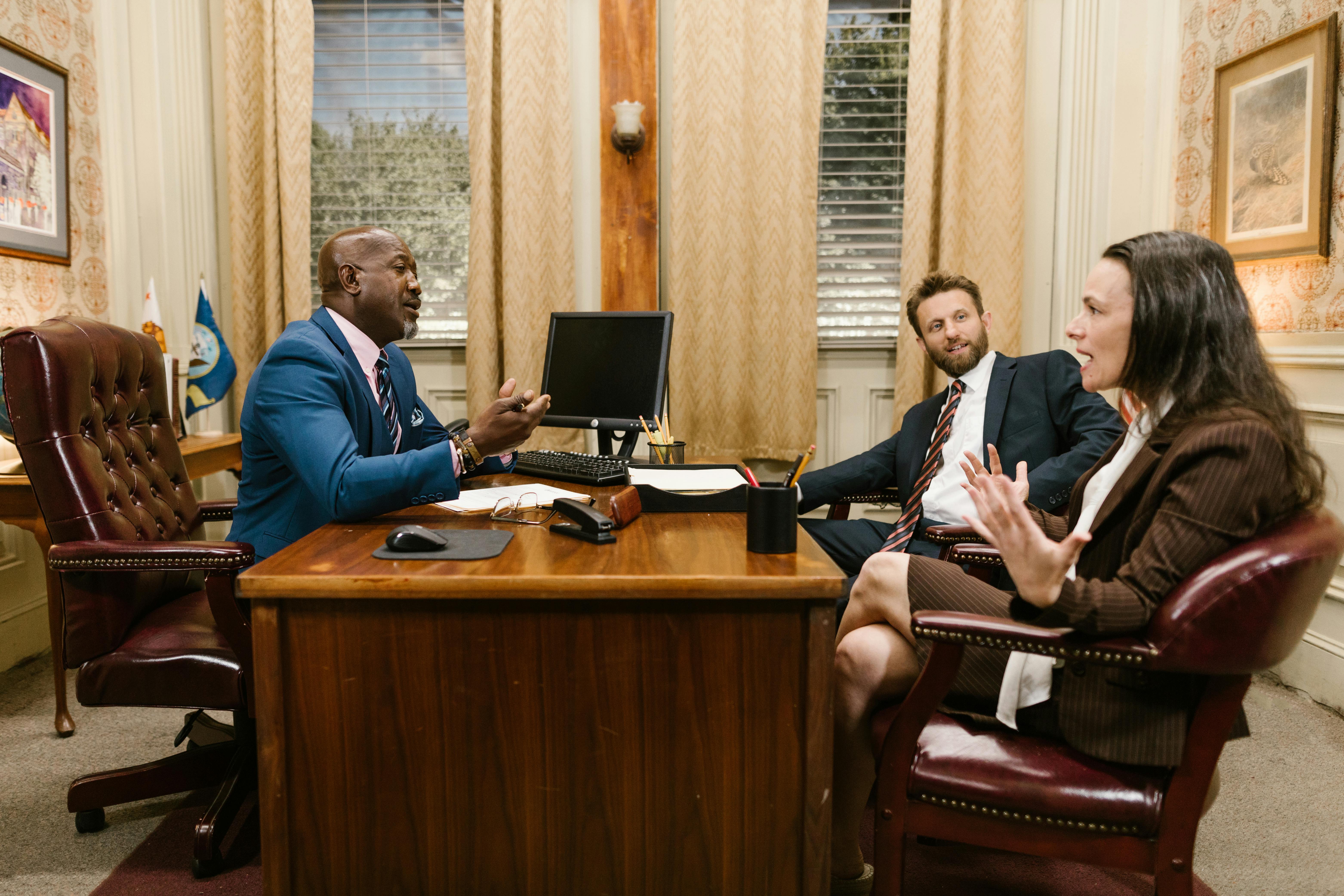 Des personnes assises dans un bureau | Source : Pexels