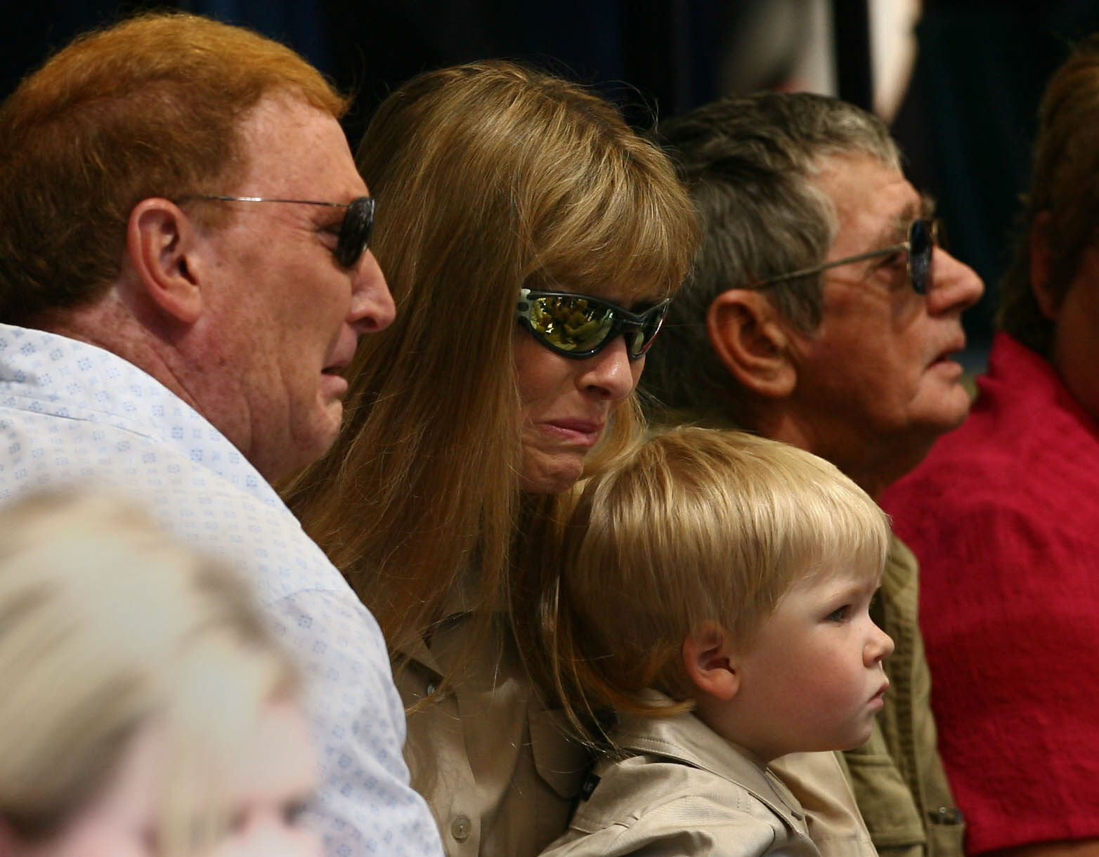 Terri Irwin et son fils lors de la cérémonie commémorative de Steve Irwin le 20 septembre 2006. | Source : Getty Images