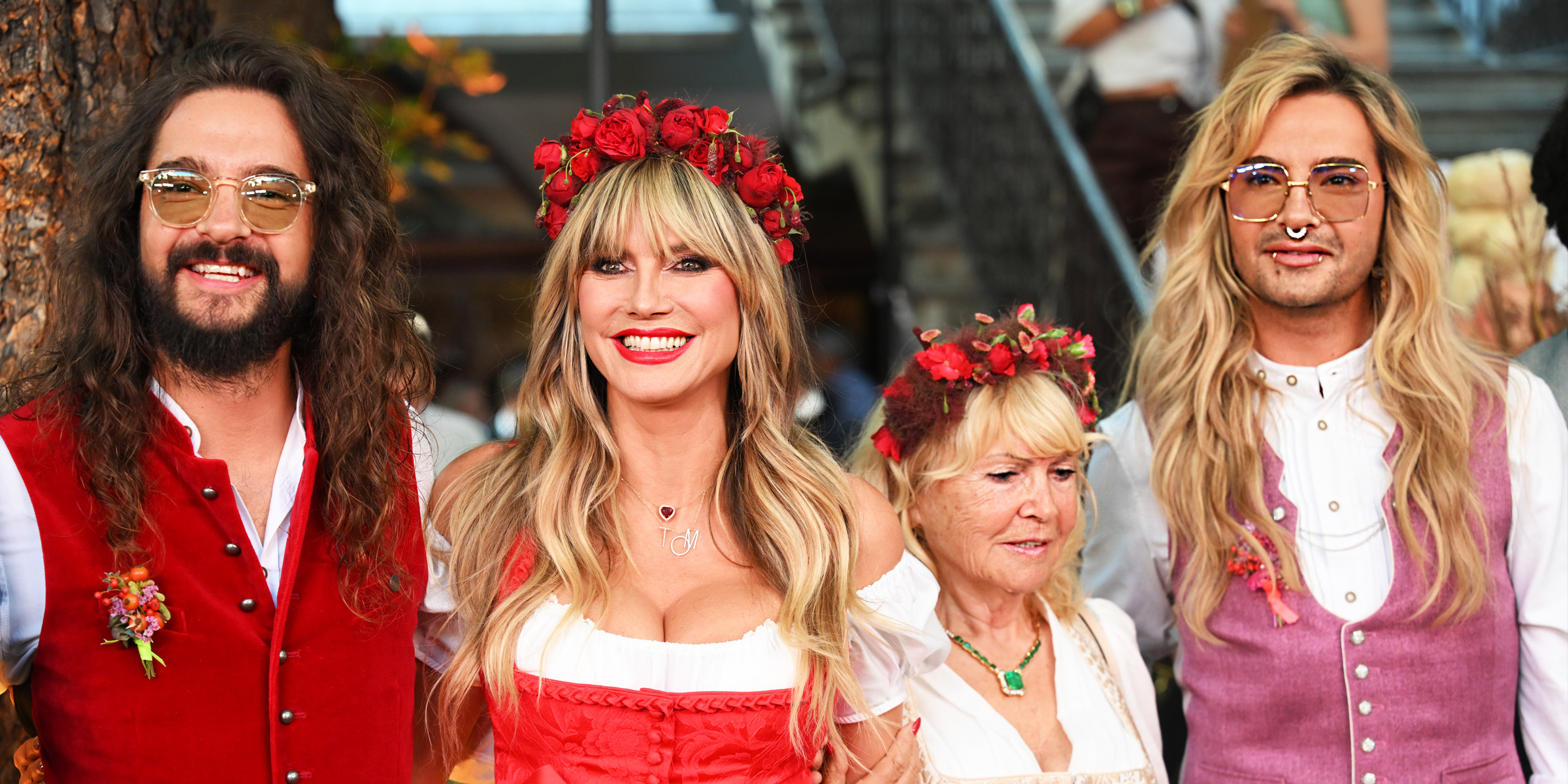 Tom Kaulitz, Heidi Klum, Erna Klum et Bill Kaulitz se tiennent dans la cour intérieure de la brasserie Hofbräuhaus lors de la "HeidiFest" de Heidi Klum | Source : Getty Images