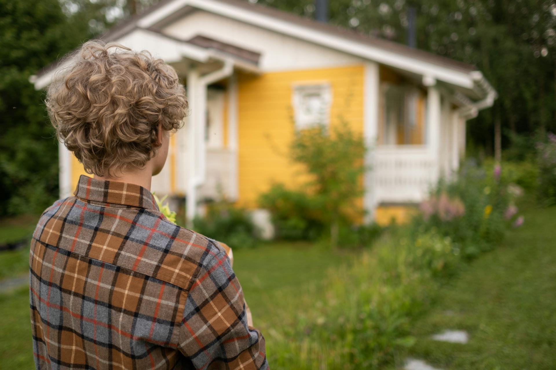 Un adolescent qui regarde une maison | Source : Pexels