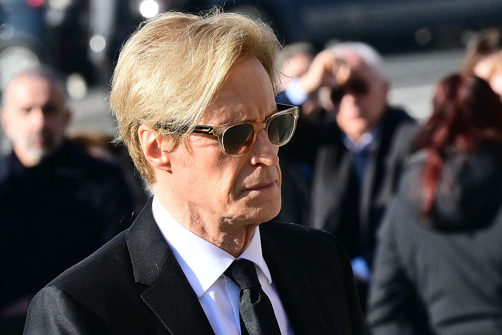 Vernon Bruce Hoeksema arrive à la cérémonie funéraire du défunt créateur de mode italien Valentino Gavarani à la basilique Santa Maria degli Angeli e dei Martiri, à Rome, le 23 janvier 2026 I Source : Getty Images