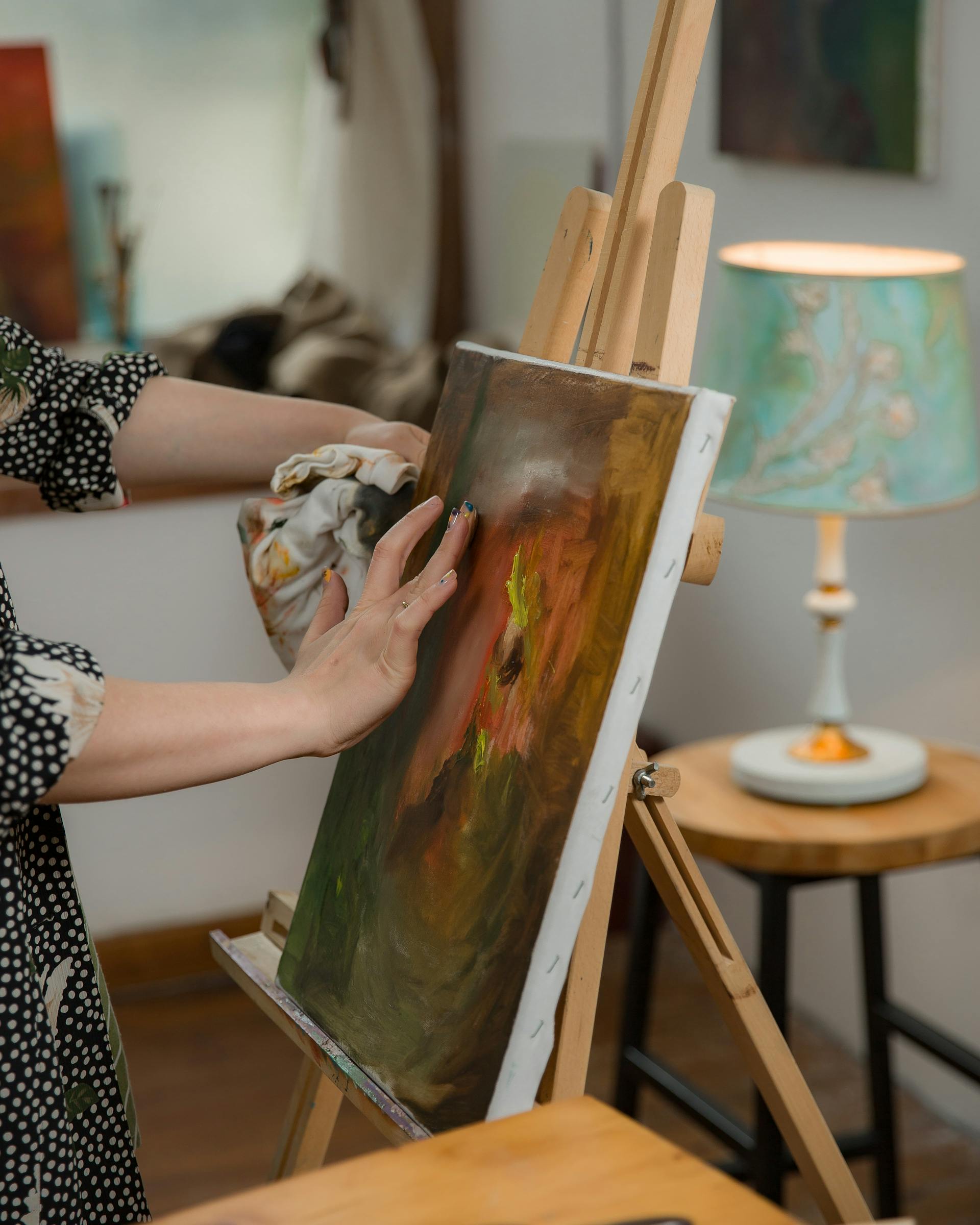 Une femme en train de peindre une image sur une toile | Source : Pexels