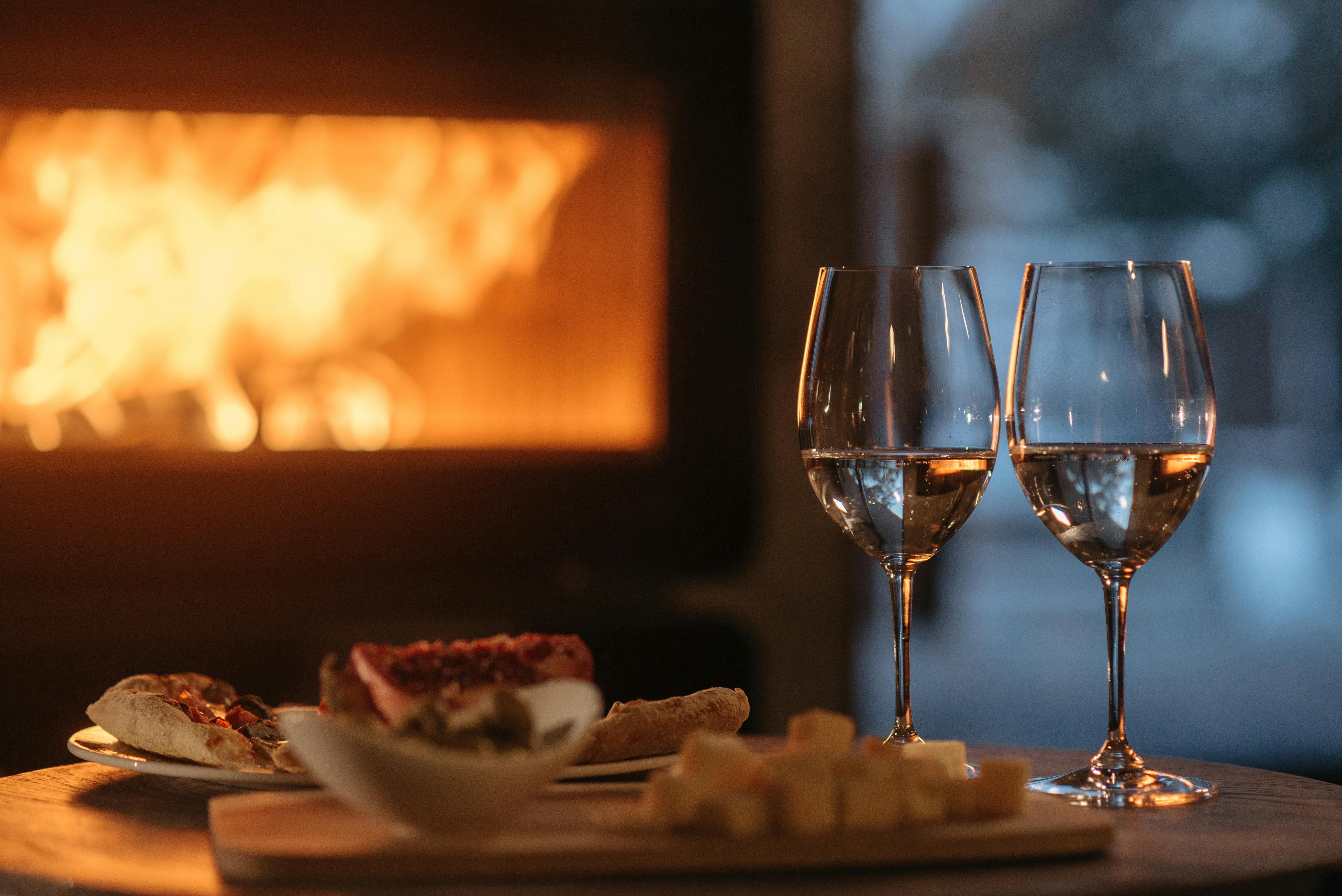 Des verres à vin et assiettes en céramique avec de la nourriture | Source : Pexels