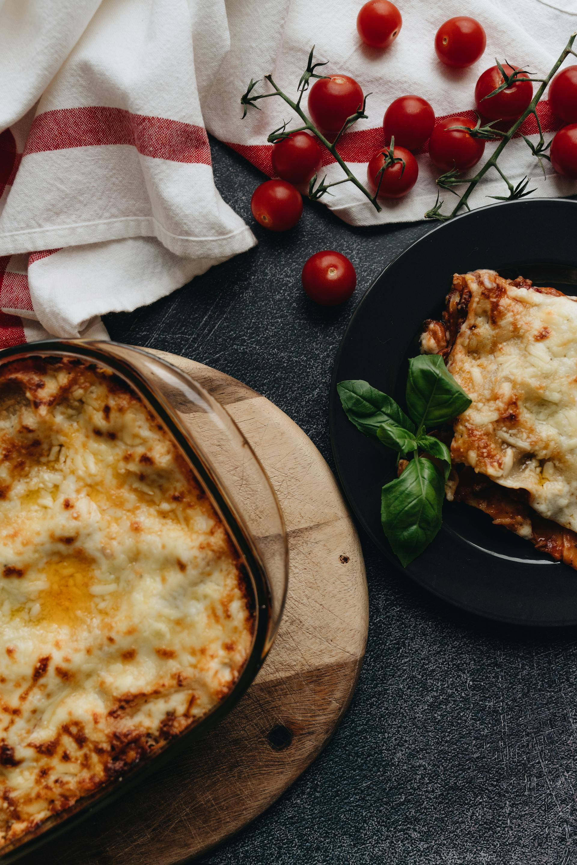 Gros plan sur des lasagnes cuites au four servies dans un plateau en verre | Source : Pexels