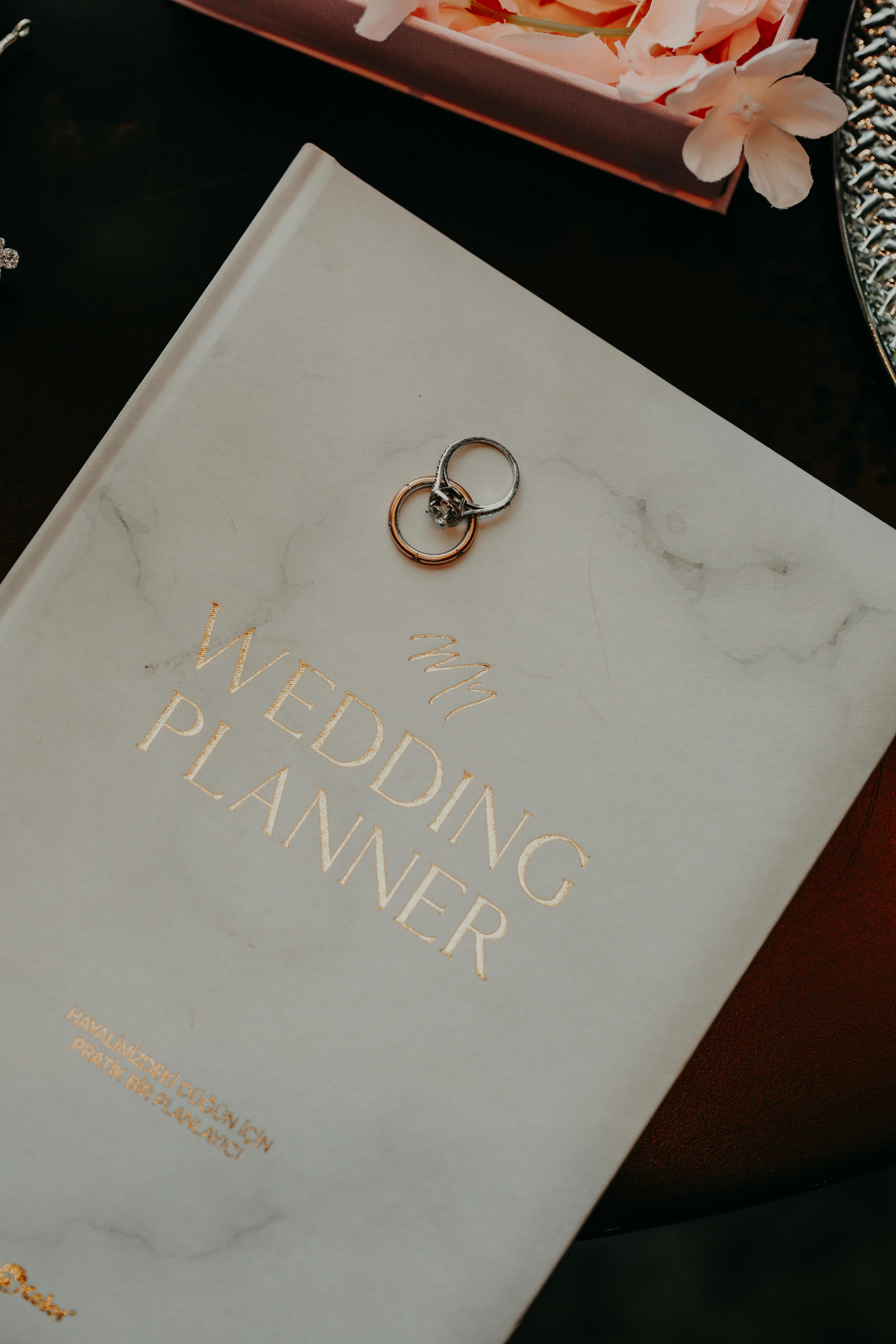 Des bagues sur un planning de mariage | Source : Pexels