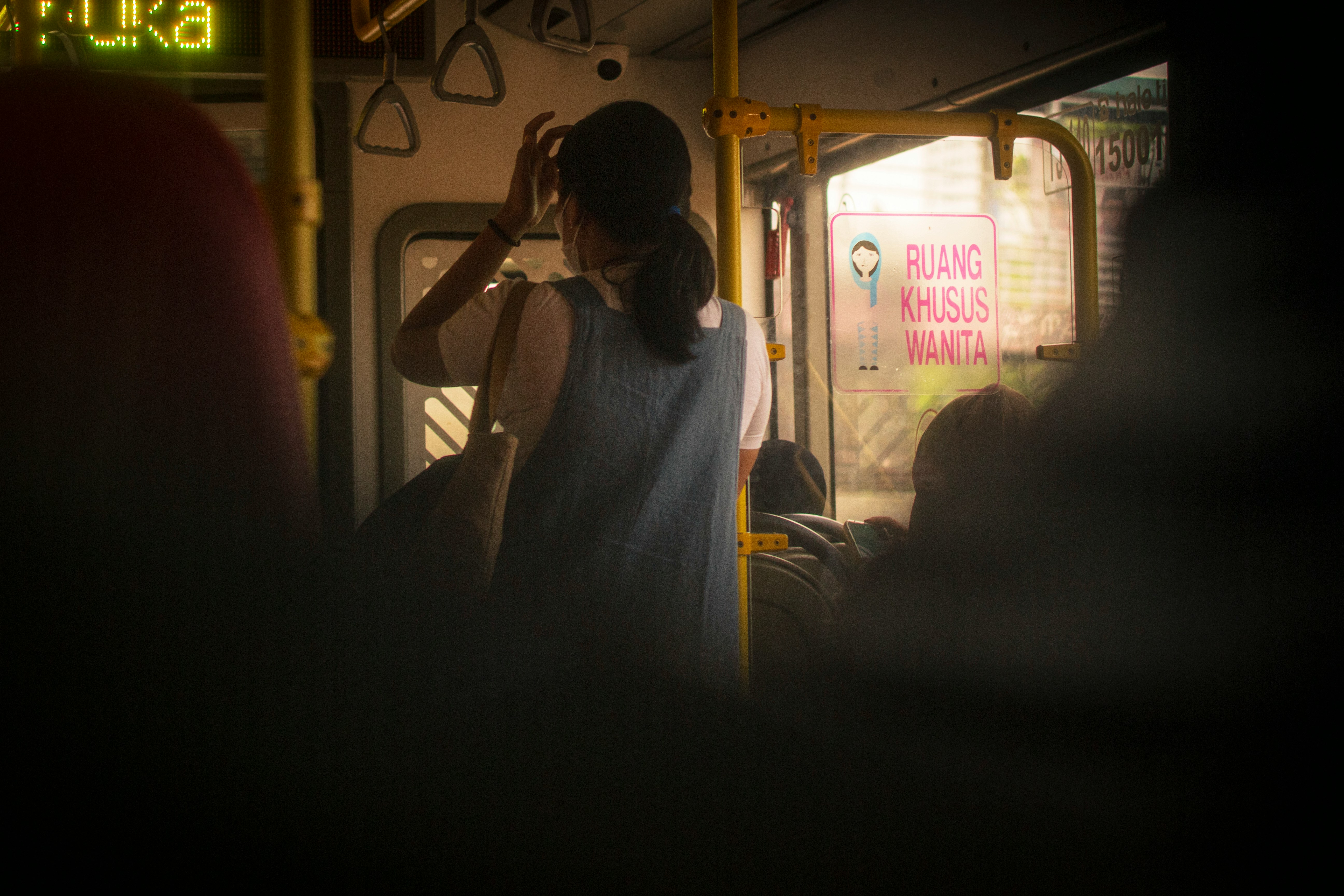 Une femme debout dans un bus | Source : Unsplash