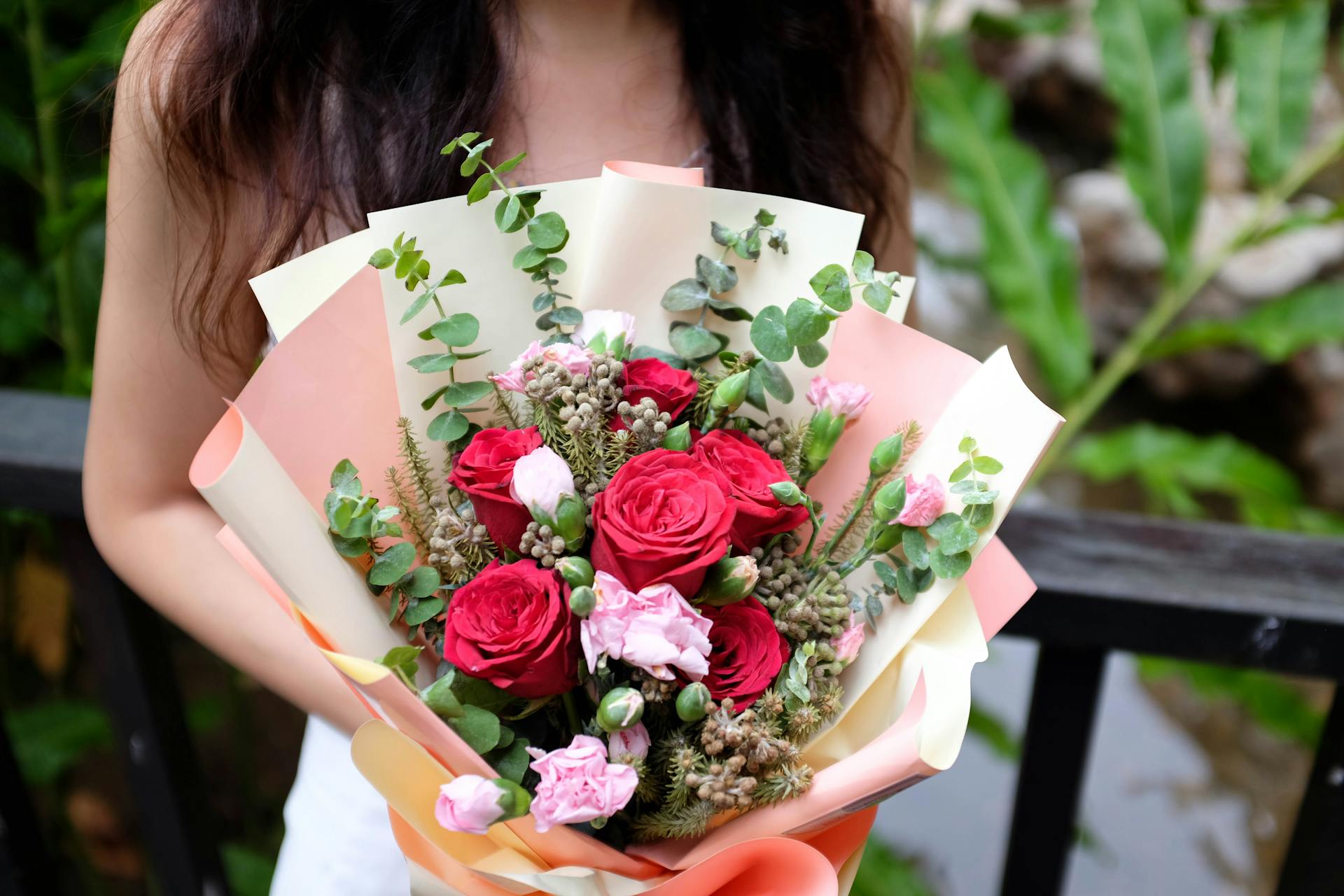 Une femme tenant un bouquet de fleurs | Source : Pexels