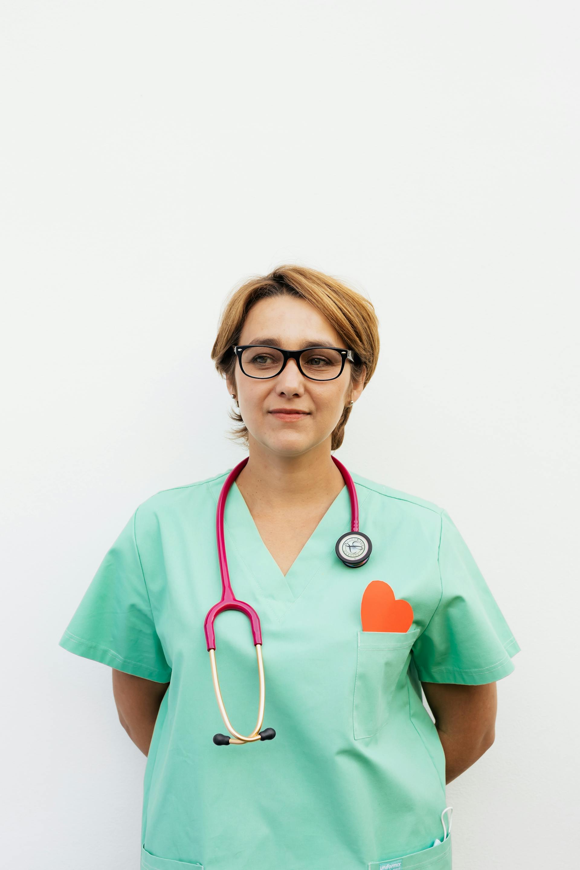 Une infirmière en blouse verte | Source : Pexels