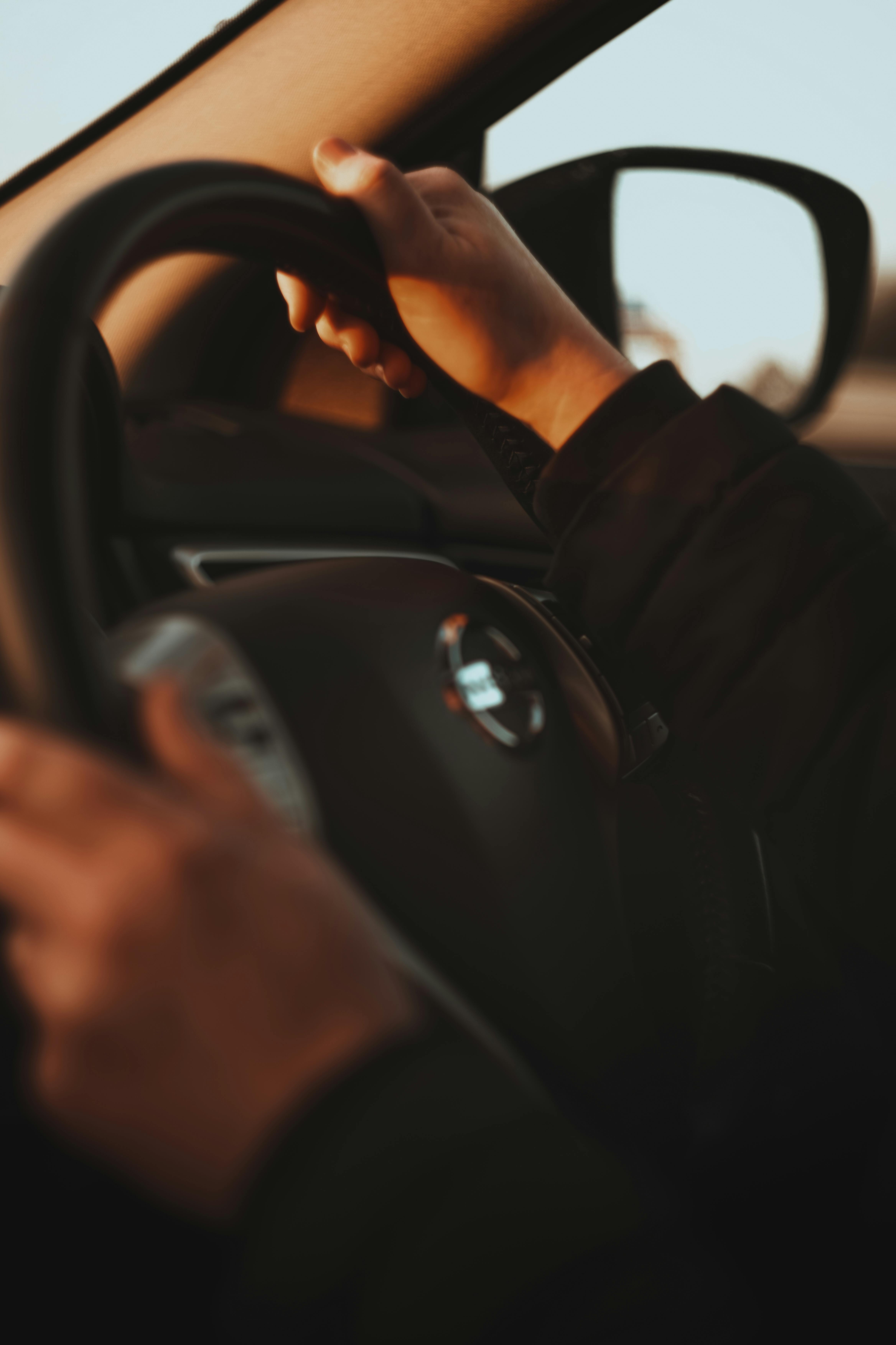 Gros plan sur les mains d'une femme au volant | Source : Pexels