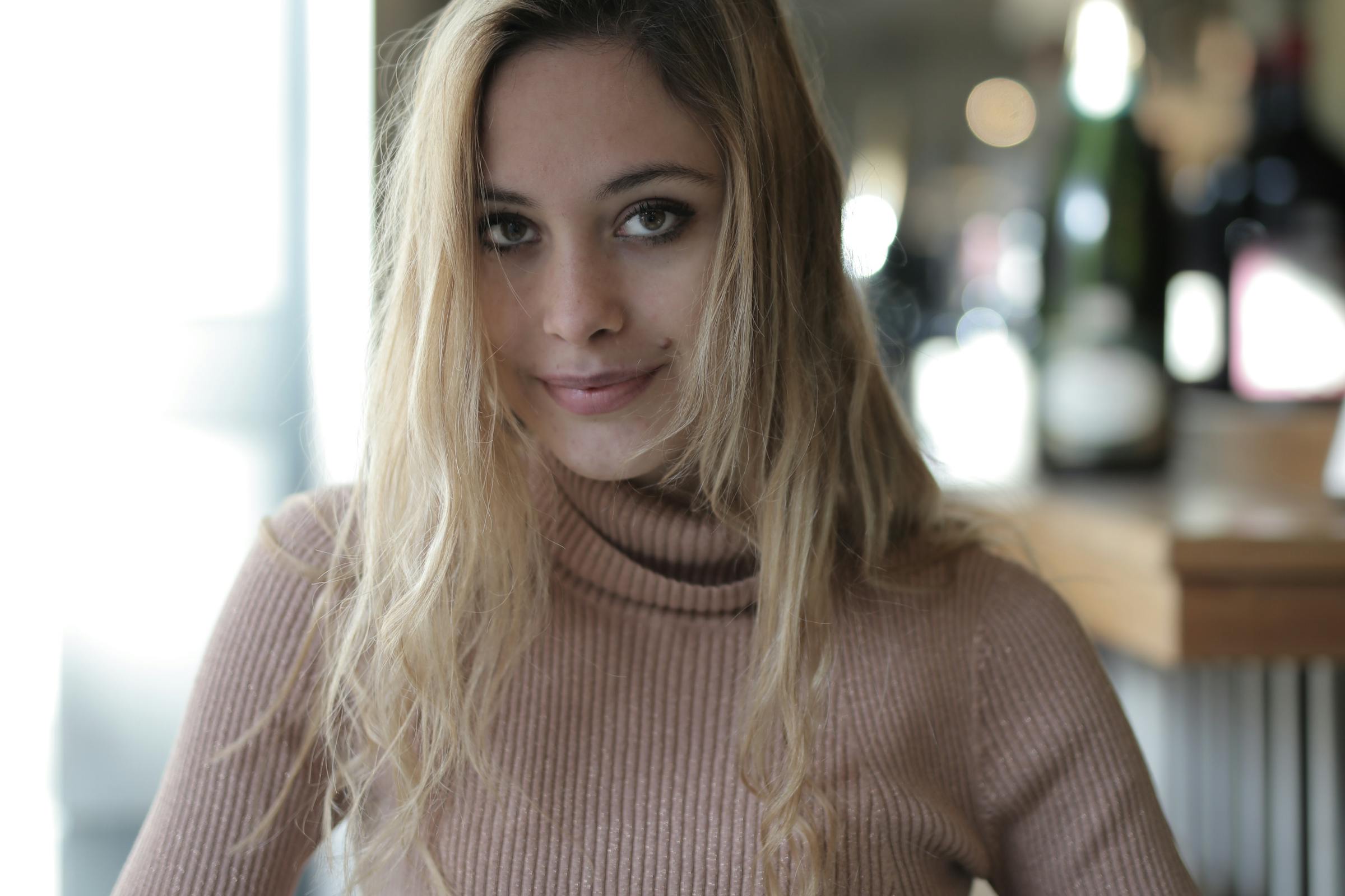 Une femme blonde qui sourit | Source : Pexels
