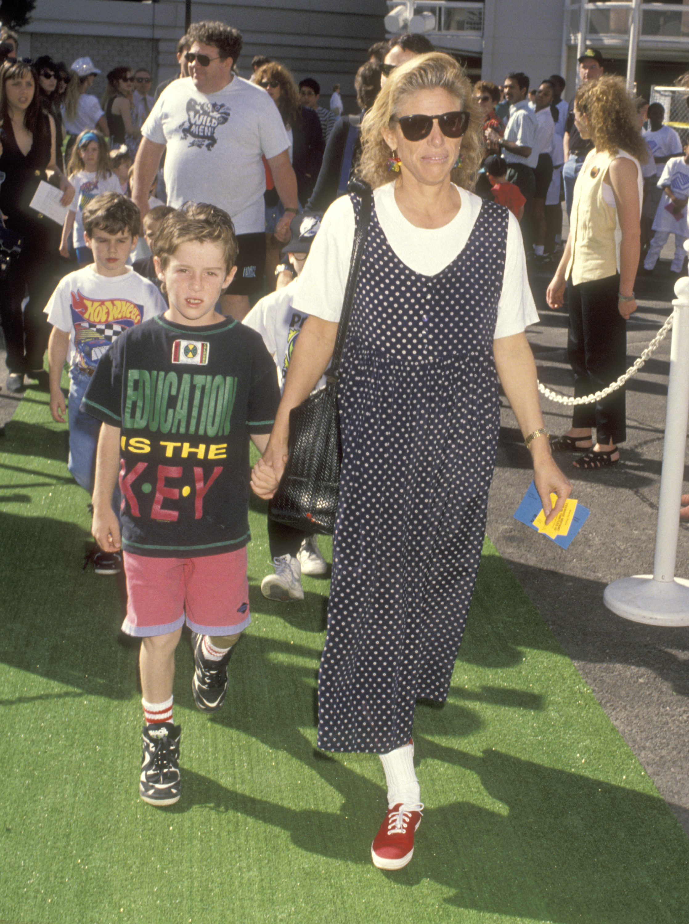 Elizabeth Glaser et Jake Glaser assistent à la première de 'Teenage Mutant Ninja Turtles III' à Universal City le 6 mars 1993, au Cineplex Odeon Cinemas à Universal City, Californie | Source : Getty Images