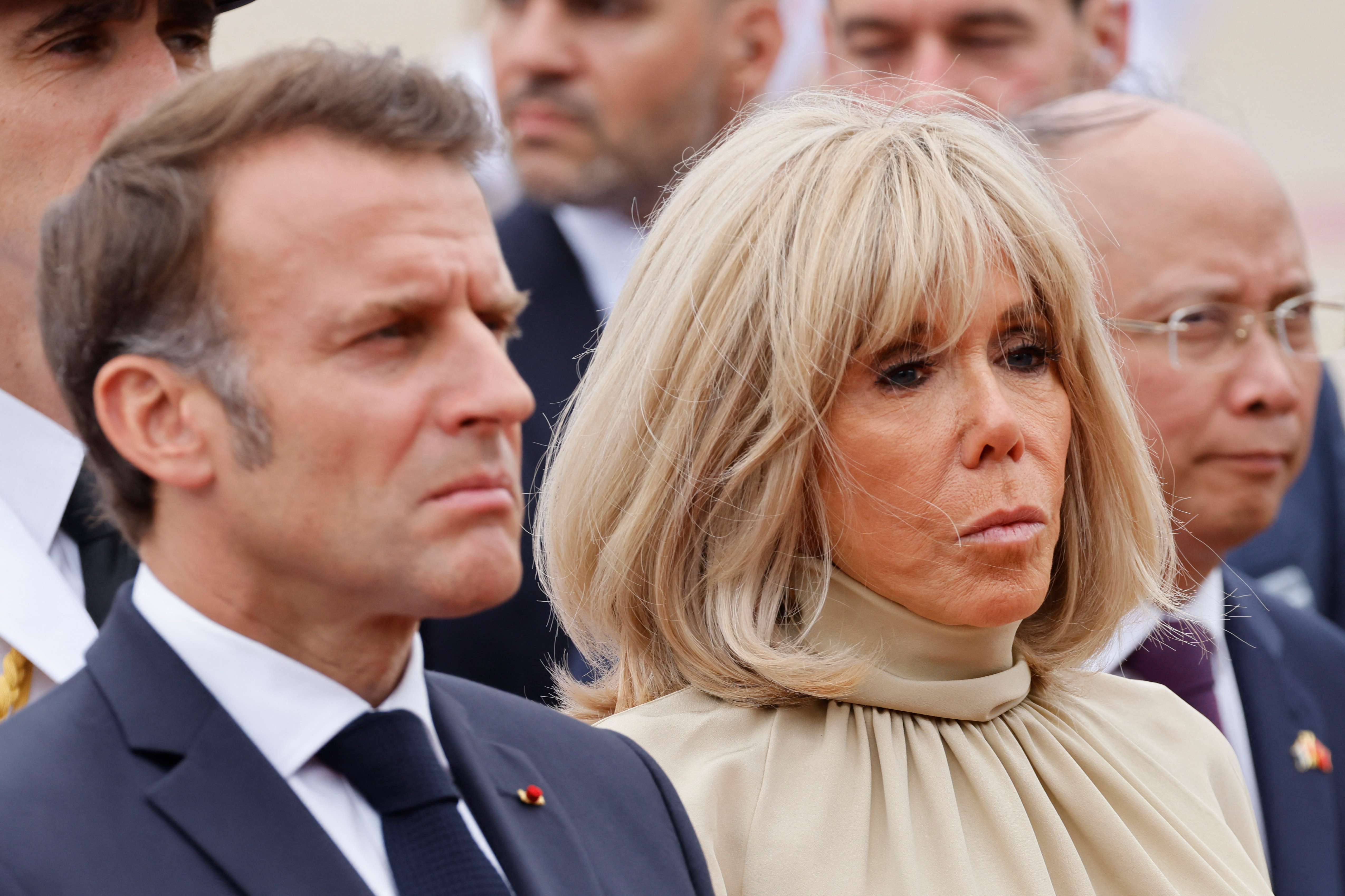 Le président français Emmanuel Macron (G) et son épouse Brigitte Macron participent à une cérémonie de dépôt de gerbe au monument des héros et martyrs nationaux à Hanoï, le 26 mai 2025 I Source : Getty Images