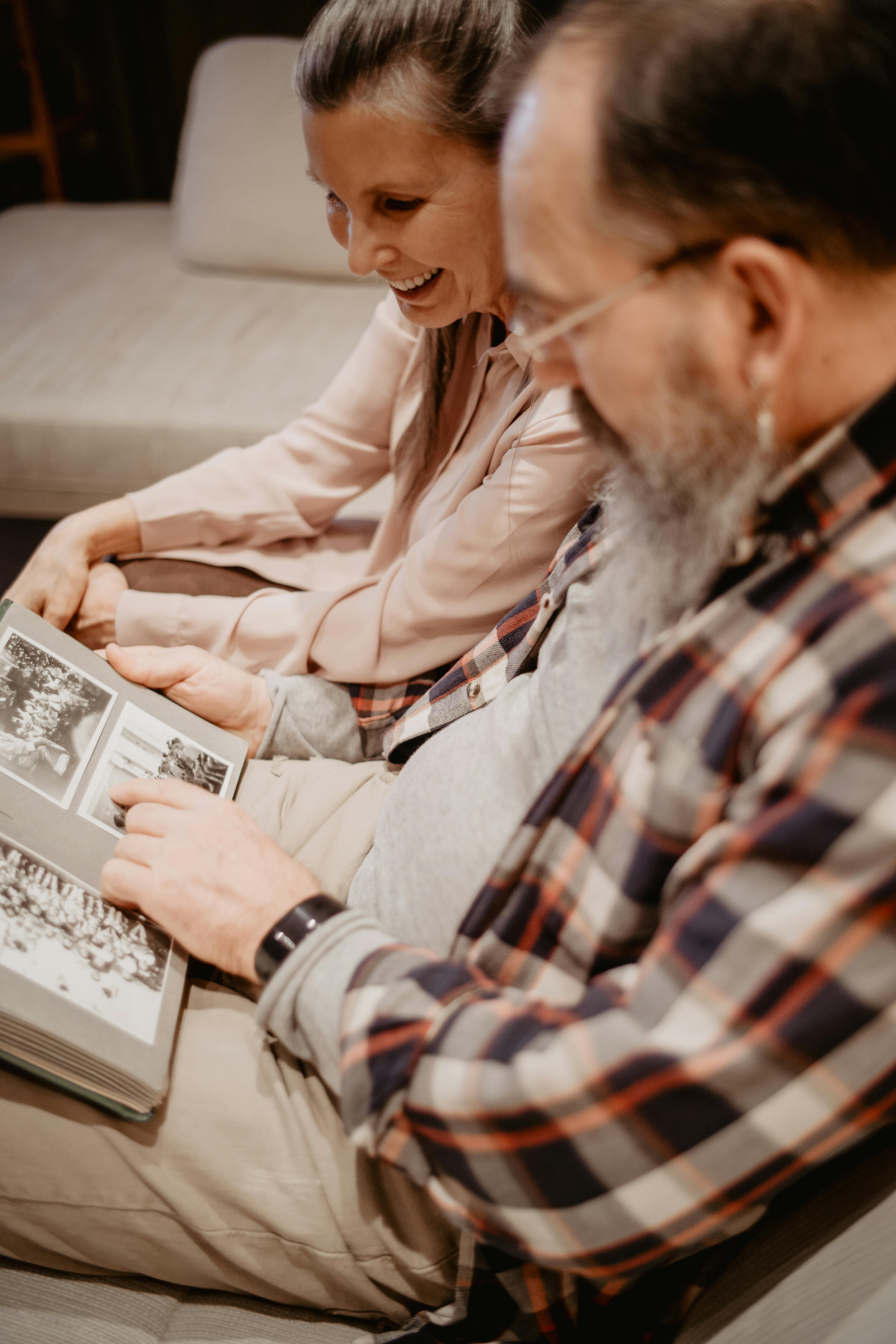 Une femme et un homme heureux qui se créent des liens | Source : Pexels