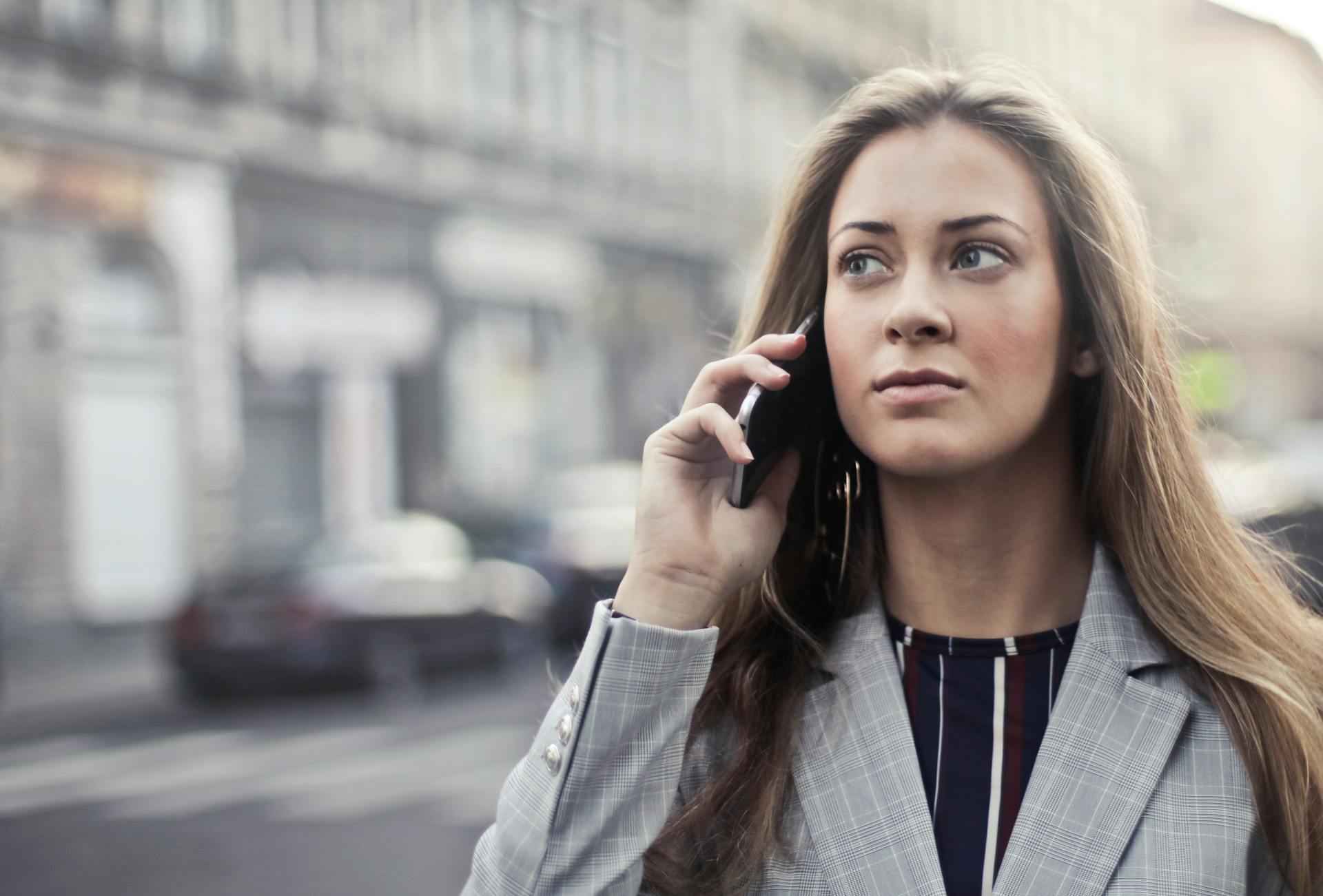 Une femme qui parle dans son téléphone portable | Source : Pexels