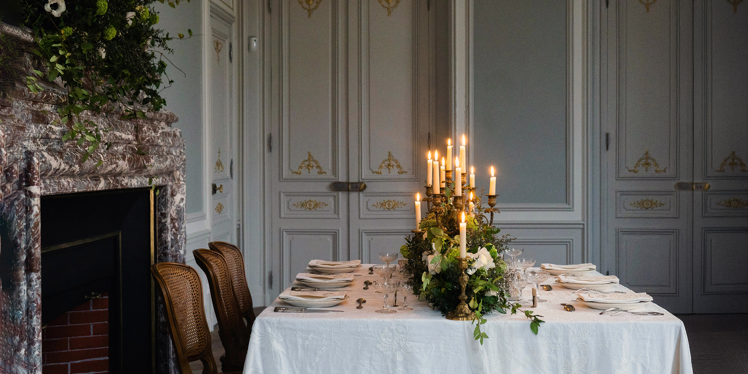 Une table dressée pour un dîner formel | Source : Pexels