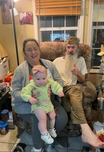 Kay et Phil Robertson photographiés avec un bébé, datant de mai 2025 | Source : instagram/legitsadierob