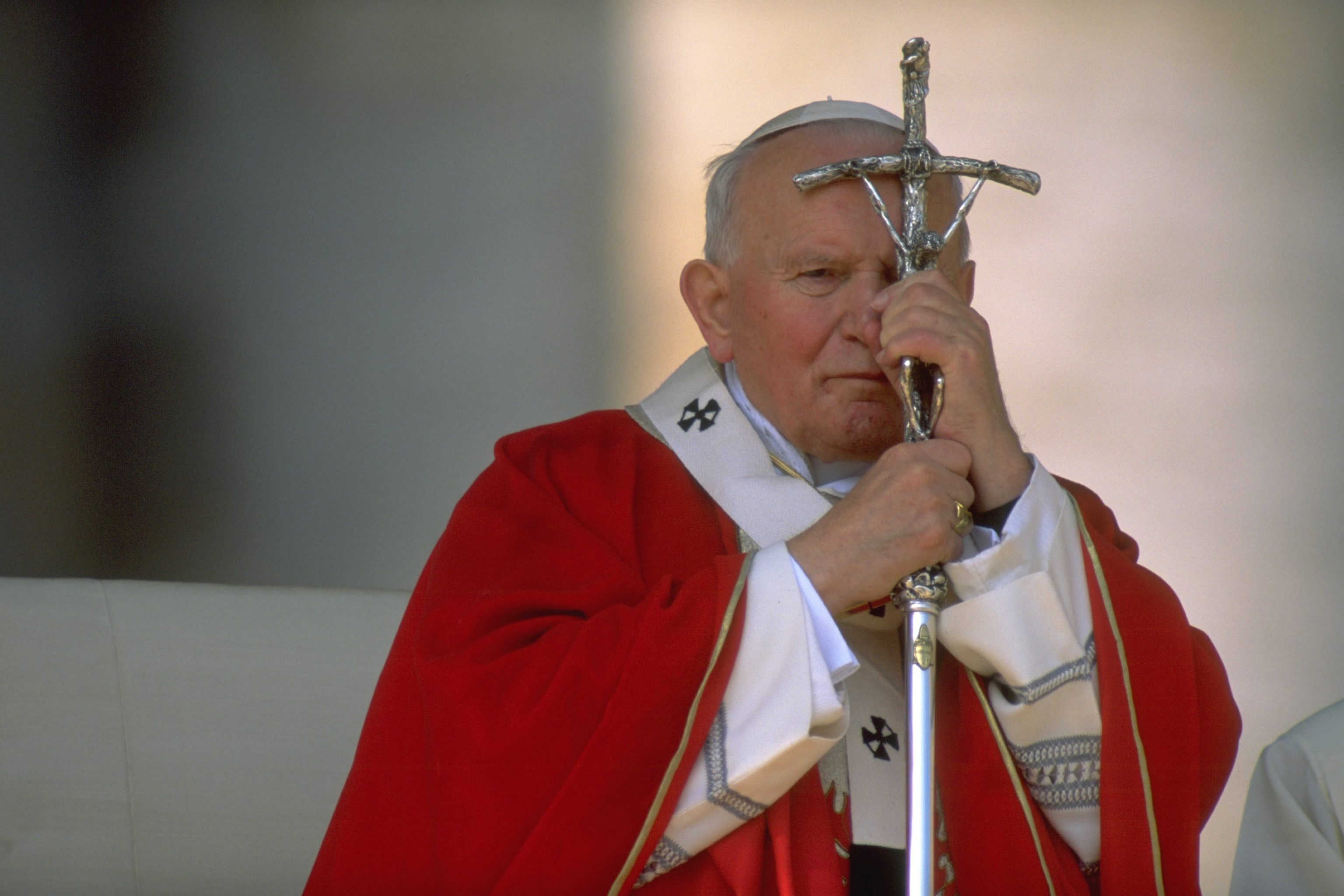 Le pape Jean-Paul II célébrant la messe du dimanche des Rameaux sur la place Saint-Pierre dans le cadre des célébrations de Pâques, le 27 mars 1997, au Vatican. | Source : Getty Images