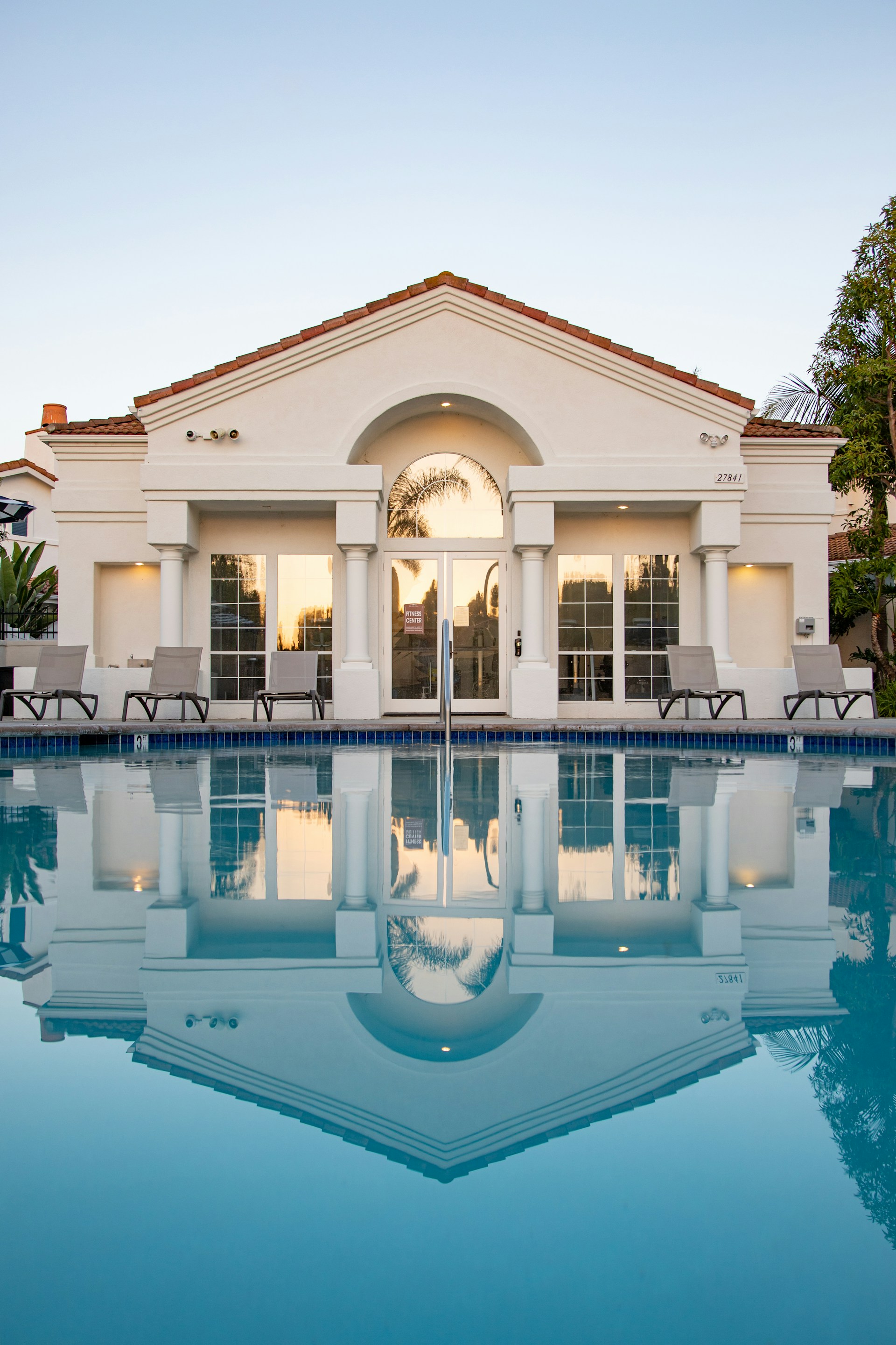 Un manoir avec une piscine | Source : Unsplash