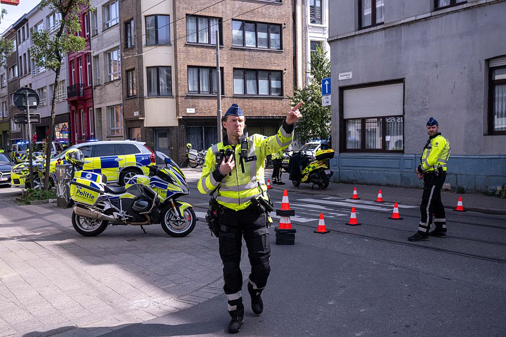 Un officier de police sur un site d'un accident de la route | Source : Getty Images