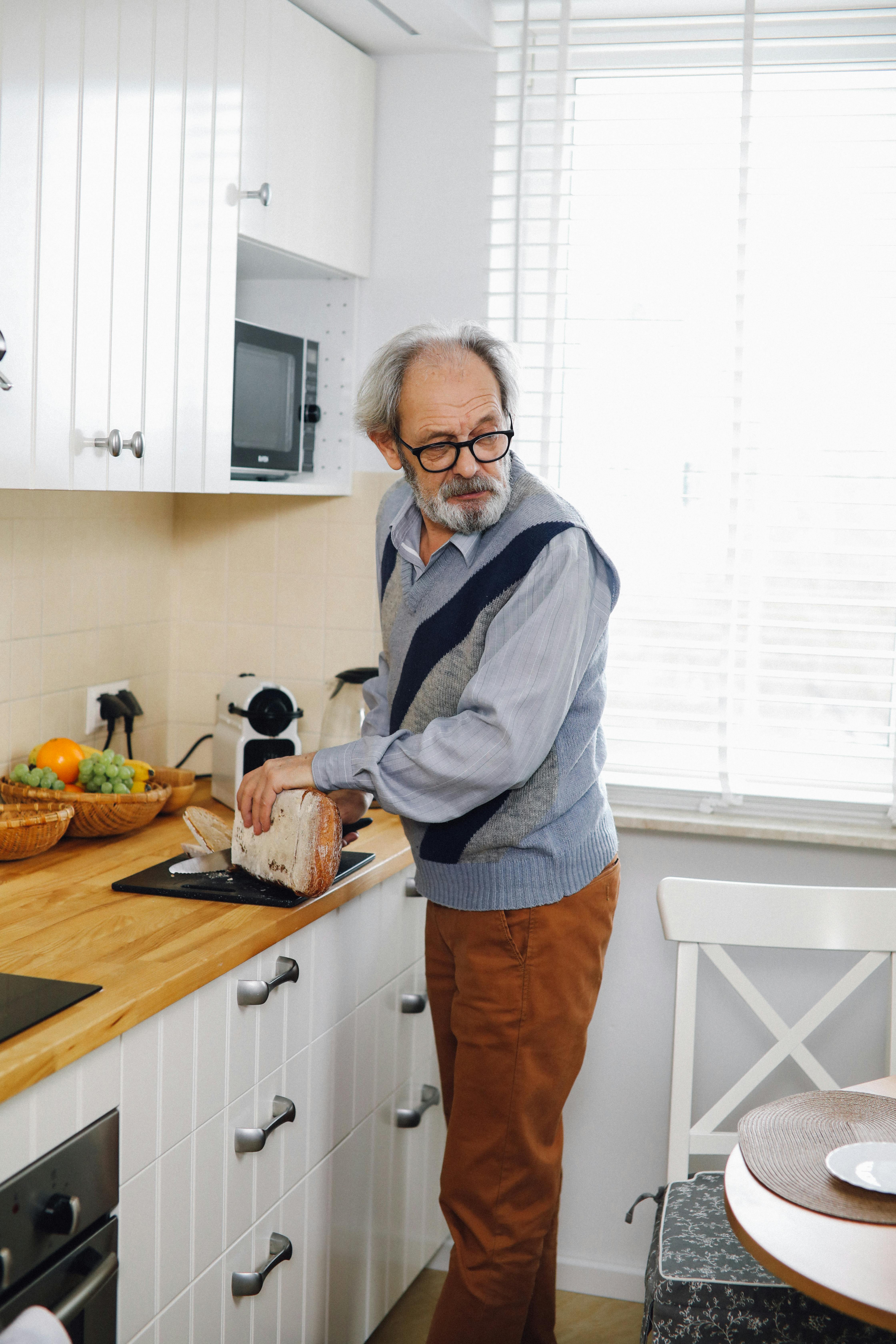 Un homme âgé debout dans la cuisine | Source : Pexels