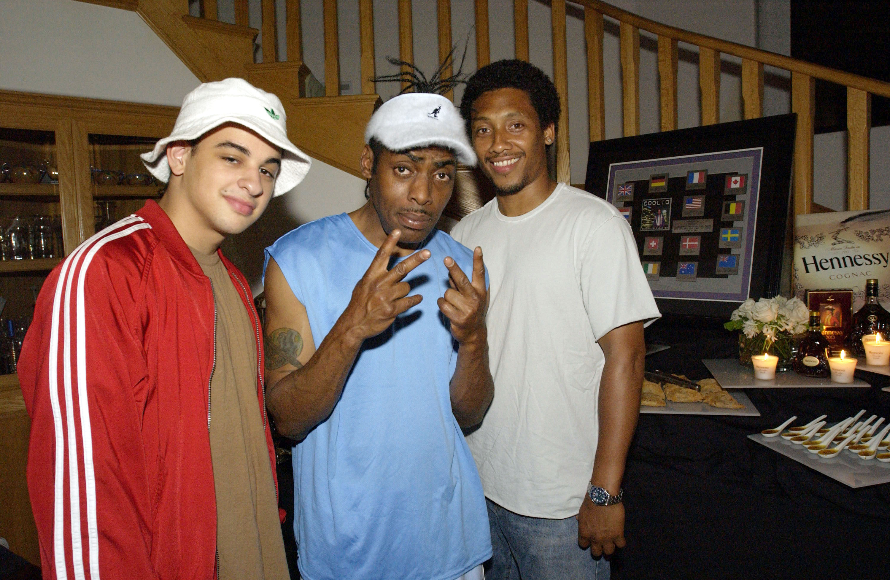 L'acteur pose avec Deon Richmond et Coolio lors d'une soirée d'écoute exclusive Hennessy X.O. pour le nouvel album de Coolio, « El Cool Magnifico, » le 19 juin 2002 | Source : Getty Images