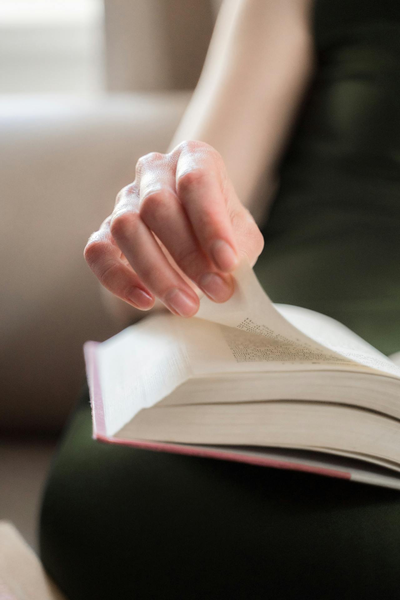 Une femme feuilletant les pages d'un livre | Source : Pexels