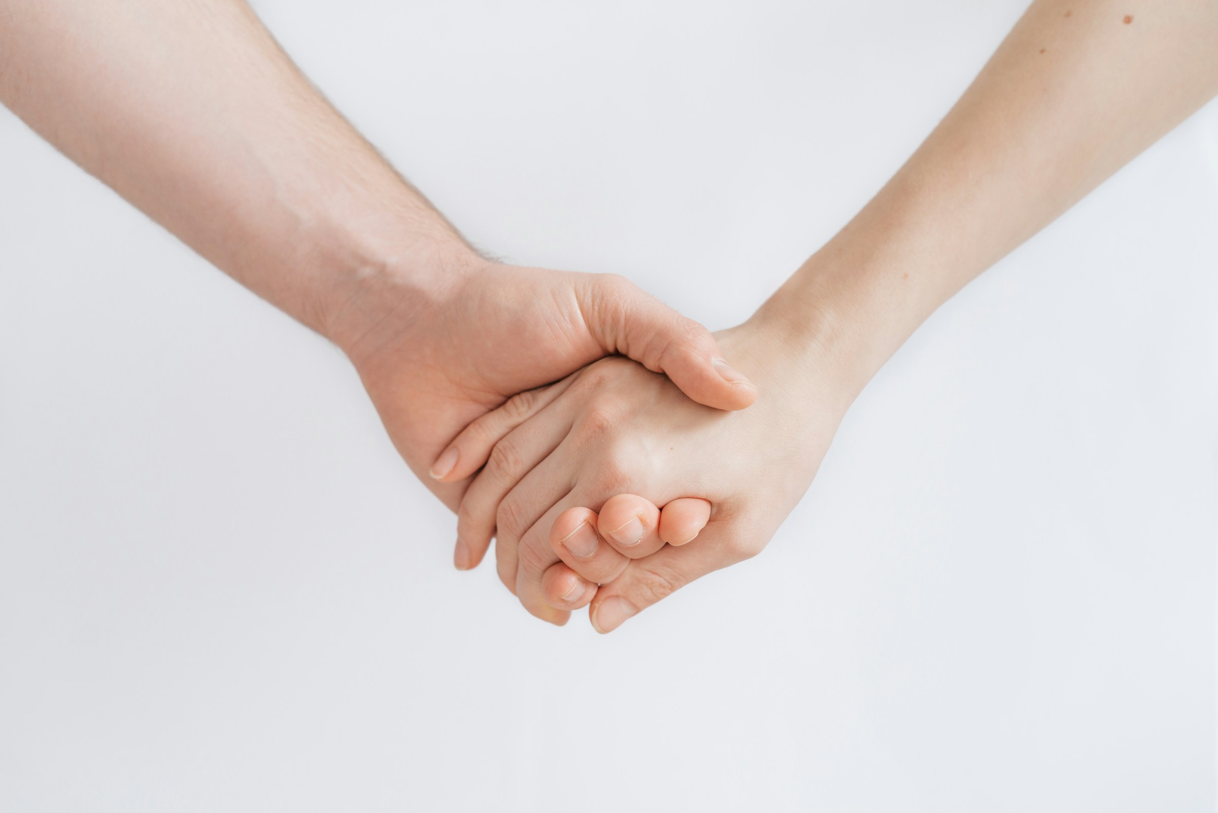 Un couple se tenant la main | Source : Unsplash
